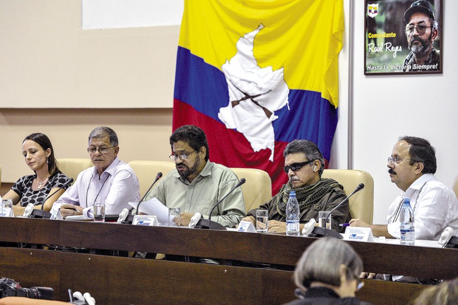 Los negociadores de las Farc no quieren saber de elecciones ni de dejar las armas. Como máximo  plantean silenciarlas en una tregua bilateral de fuegos vigilada por organismos internacionales. / AFP