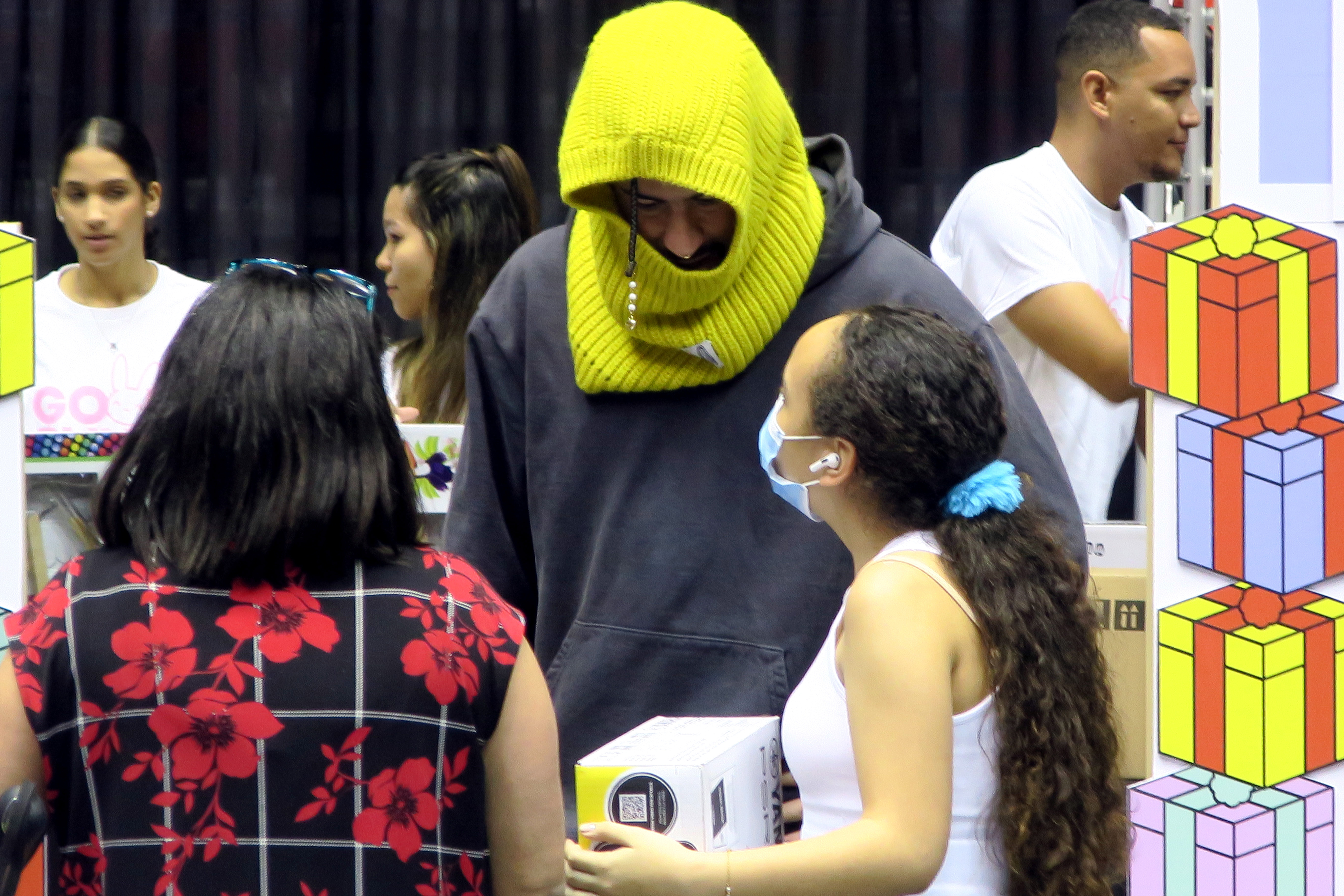 Por Navidad, Bad Bunny repartió más de 25 mil regalos a los niños en Puerto Rico