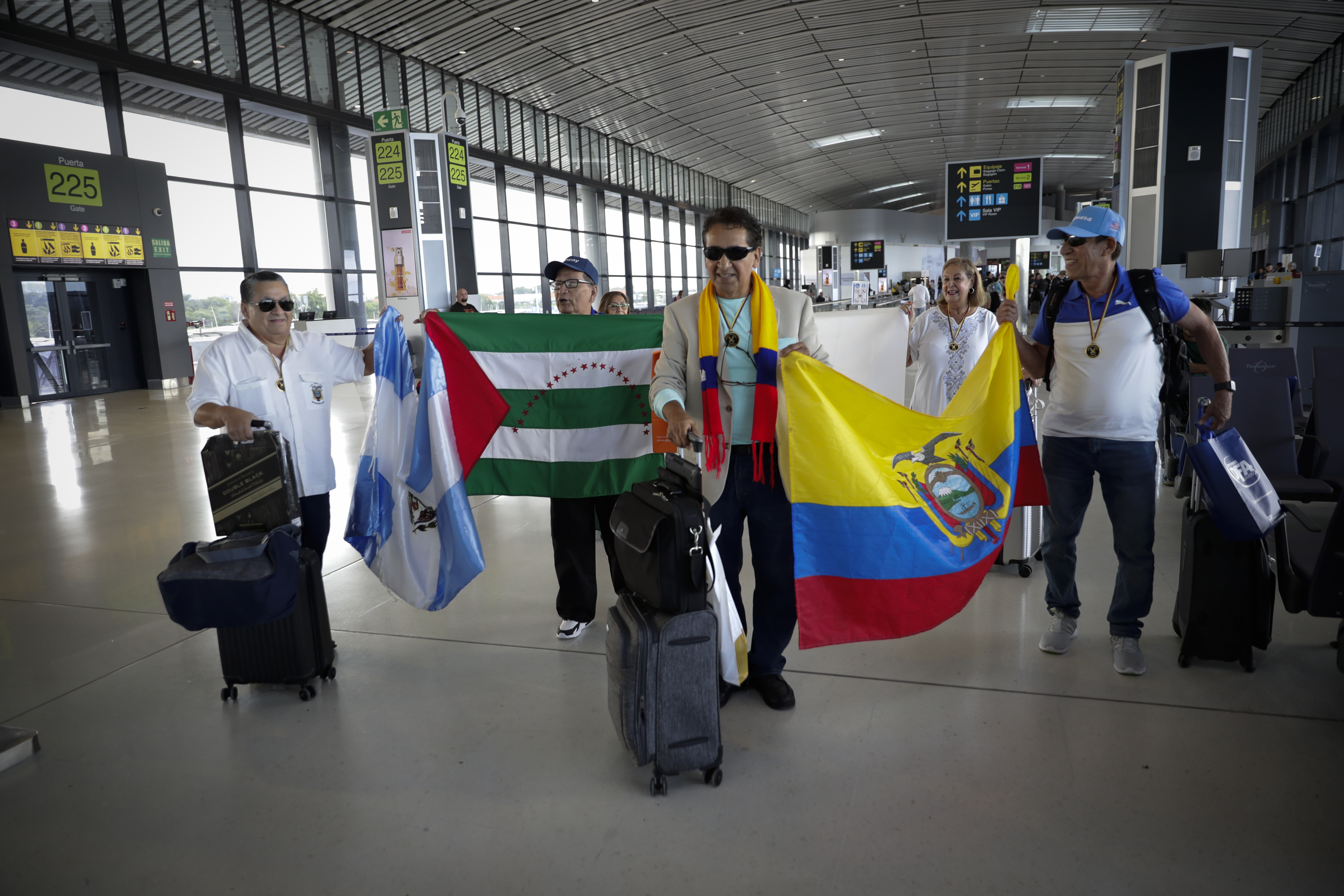 AME9319. CIUDAD DE PANAMÁ (PANAMÁ), 27/06/2023.- Pasajeros son vistos durante la inauguración de la nueva ruta desde Panamá hacia Manta (Ecuador), en el aeropuerto internacional de Tocumen en ciudad de Panamá (Panamá). La aerolínea panameña Copa Airlines inauguró este martes una nueva ruta desde Panamá hacia Manta (Ecuador), mientras que el miércoles estrenará otra para Baltimore (EE.UU.), conectando a ambas ciudades con su amplia red de rutas en el continente americano. EFE/Bienvenido Velasco