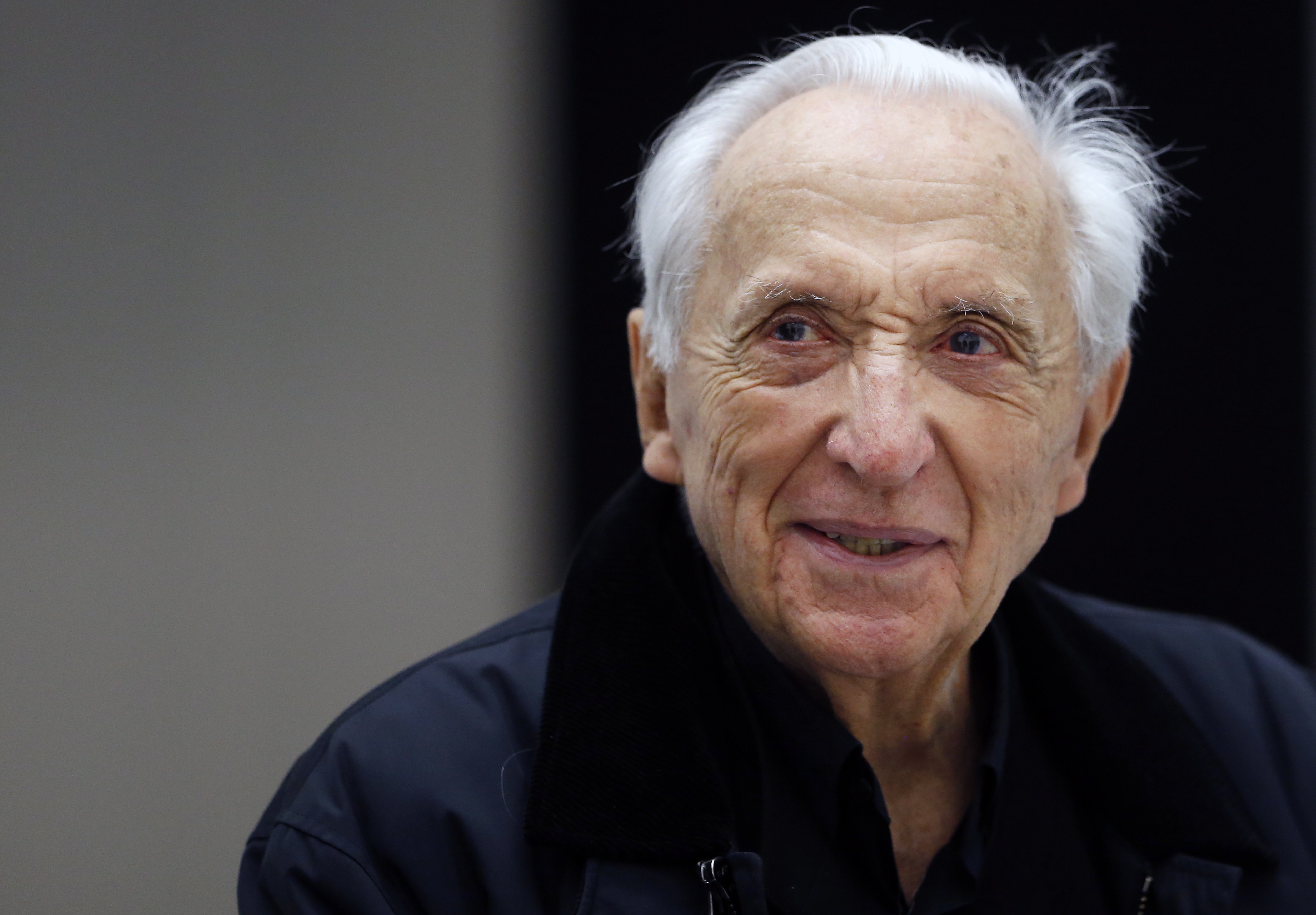 Murió Pierre Soulages, el pintor francés que iluminó el color negro