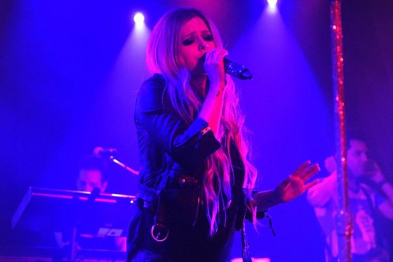 Avril Lavigne cobra 400 dólares a fans que quieran foto con ella