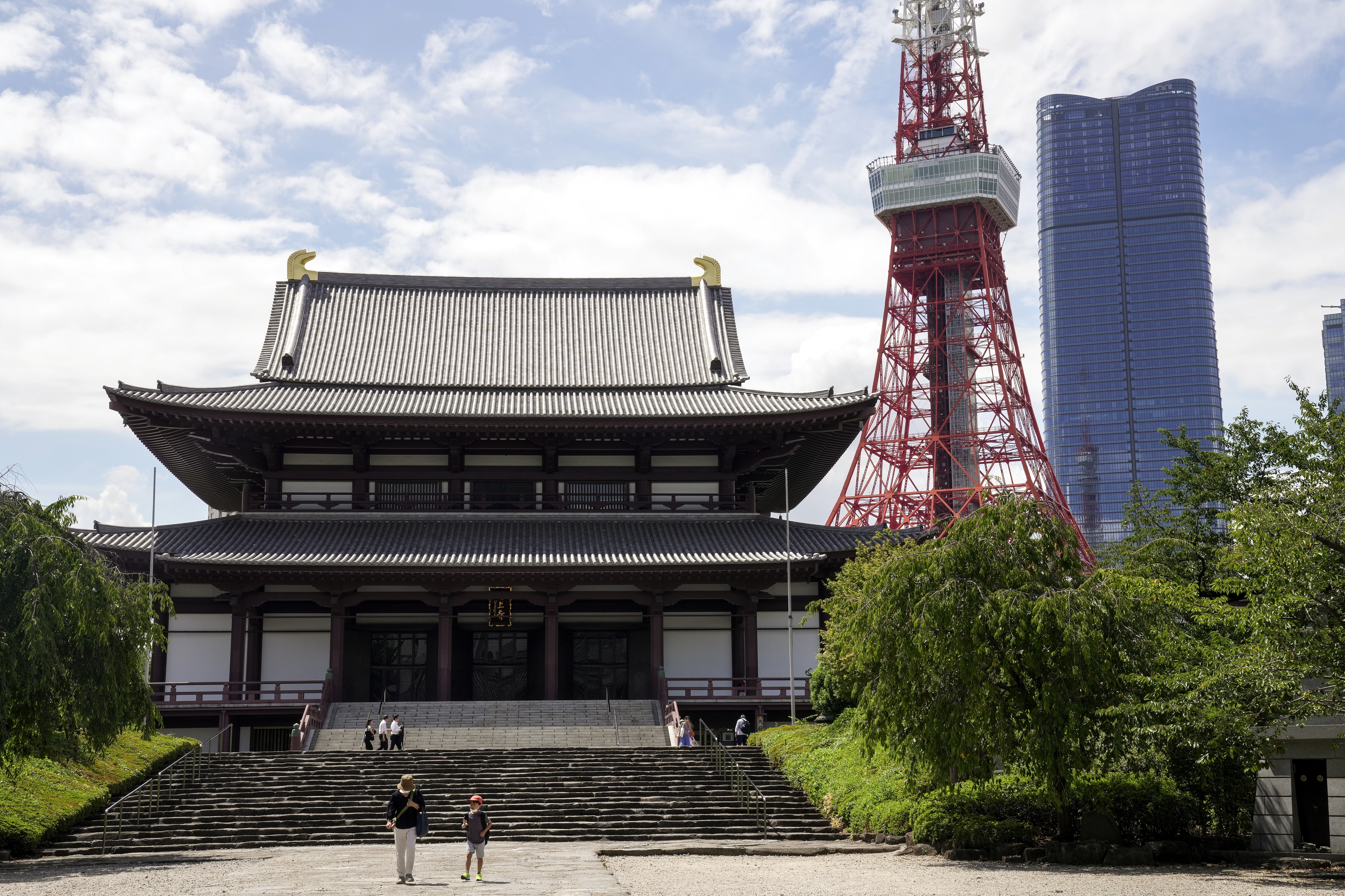 Tokyo (Japan), 08/08/2023.- Japan's tallest building, Mori JP Tower (L), is seen next to Tokyo Tower, the country's second tallest structure, in Tokyo, Japan, 08 August 2023. Japanese developer Mori Building Co. announced on 08 August that the construction of Azabudai Hills, a complex containing Mori JP Tower, has been completed with its opening scheduled for 24 November 2023. (Japón, Tokio) EFE/EPA/KIMIMASA MAYAMA