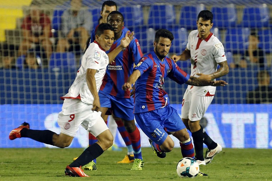 Con dupleta de Carlos Bacca, Sevilla selló su clasificación a la Europa League