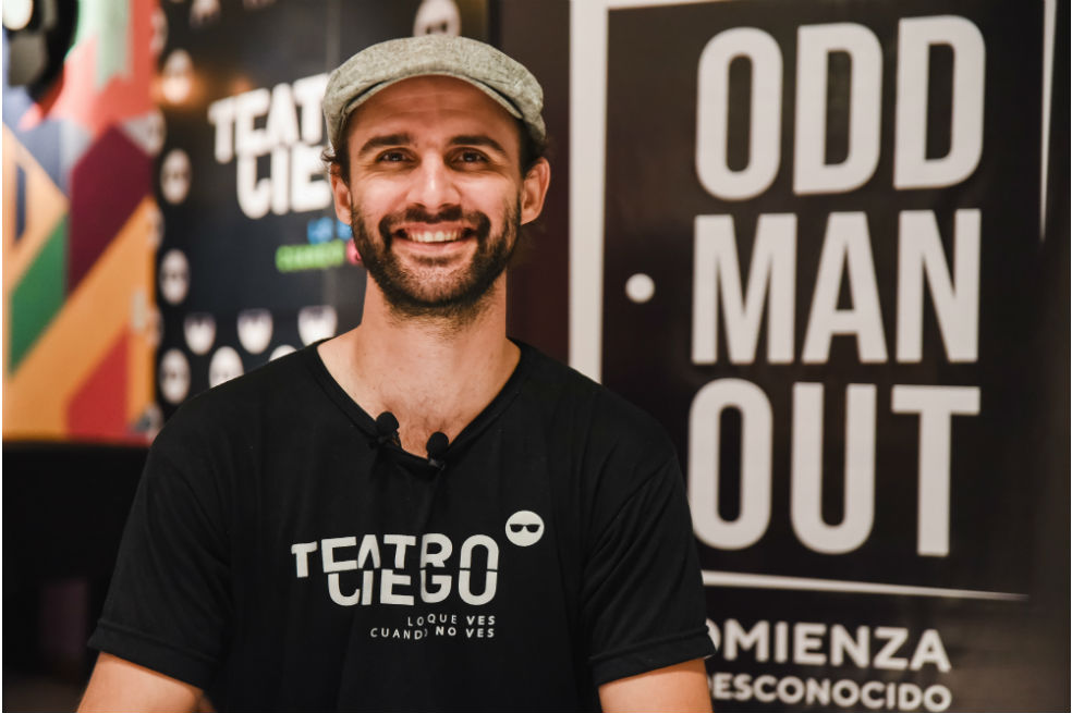 Martín Bondone, director de Teatro Ciego de Argentina, compañía que lleva más de doce años desarrollando propuestas artísticas sensoriales.