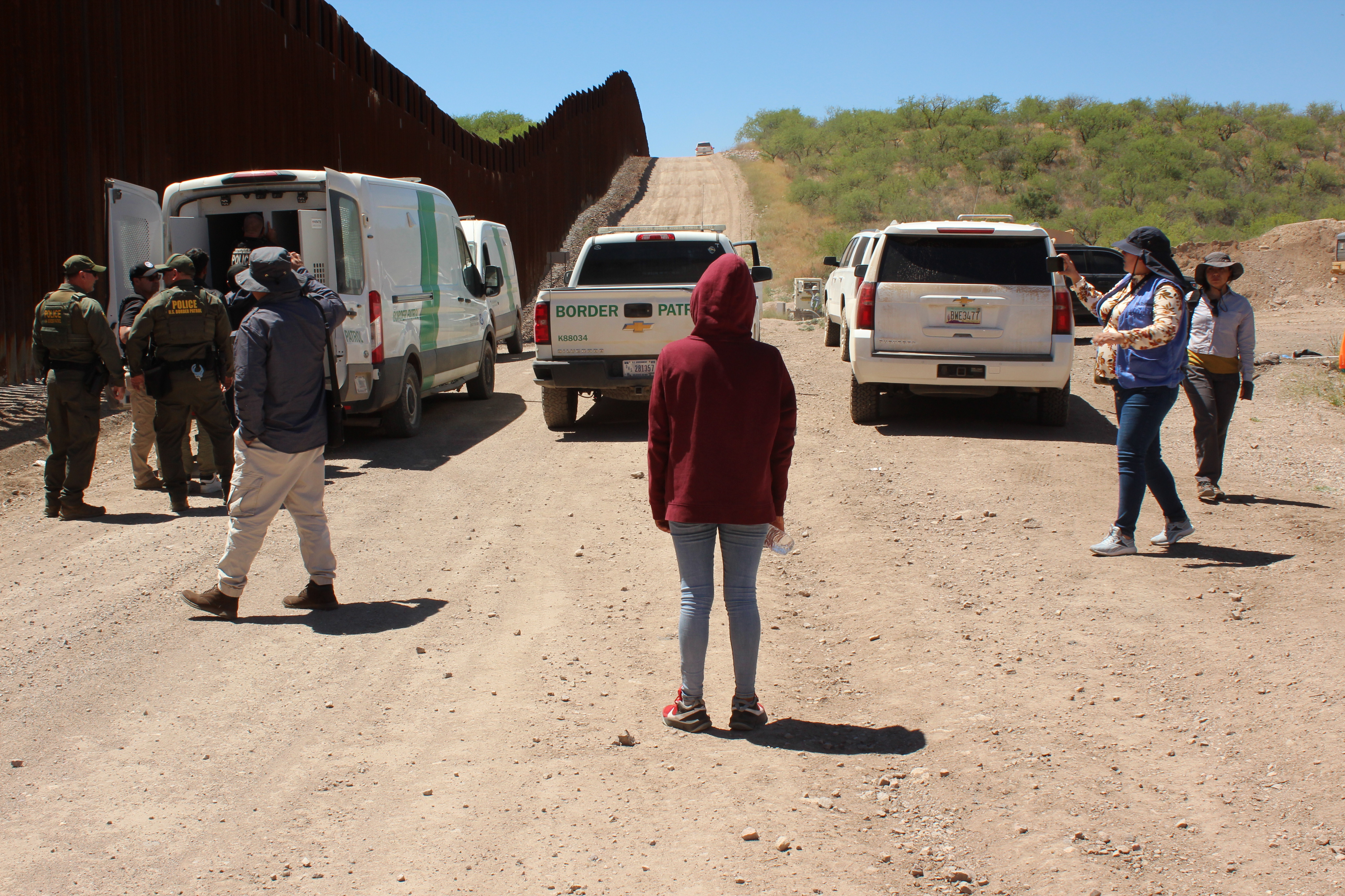 Proceso de detención de migrantes en el campamento temporal donde aguardaban a la Patrulla Fronteriza para entregarse.