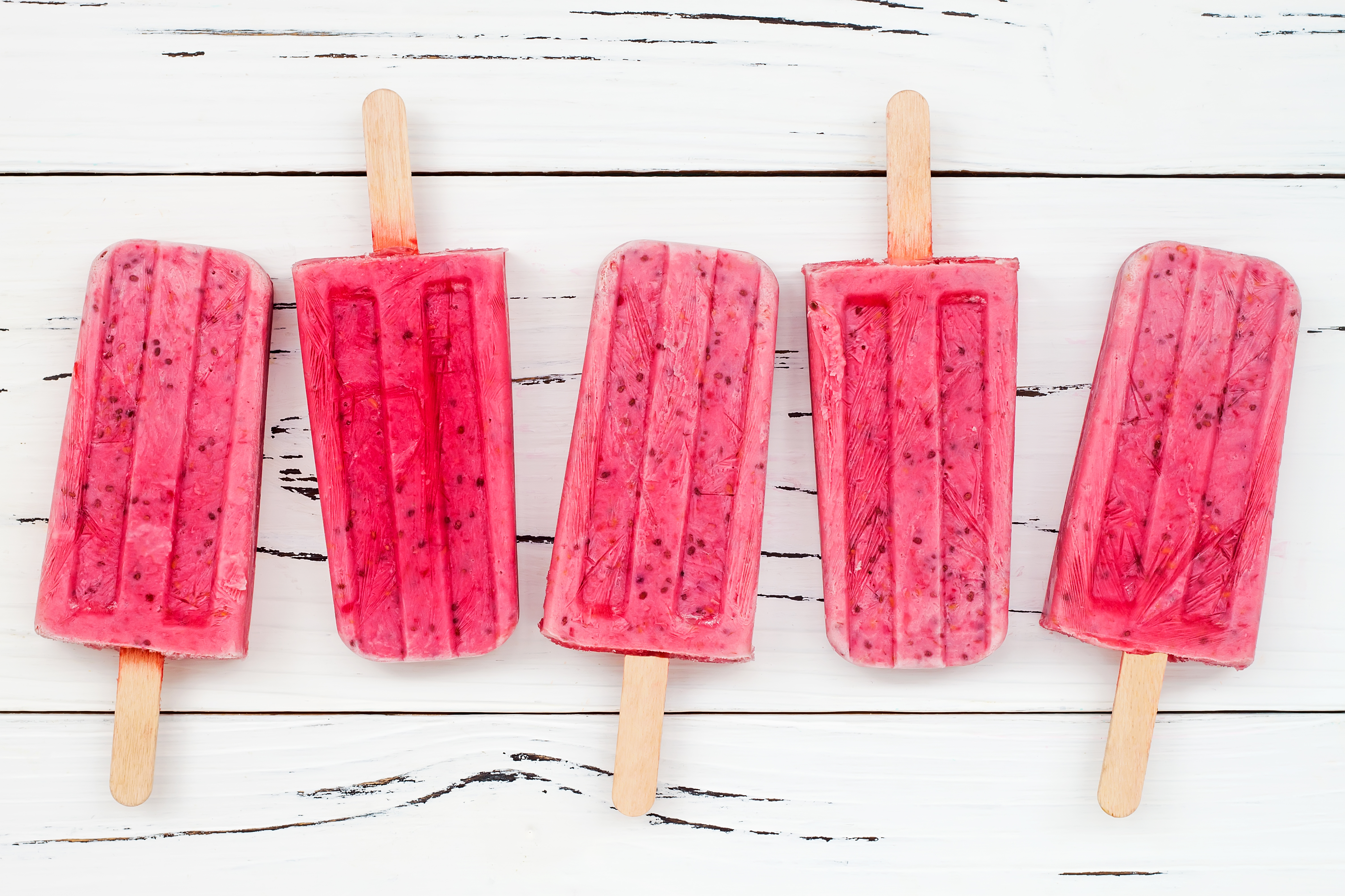 Paletas de gelatina de jamaica con frutos rojos