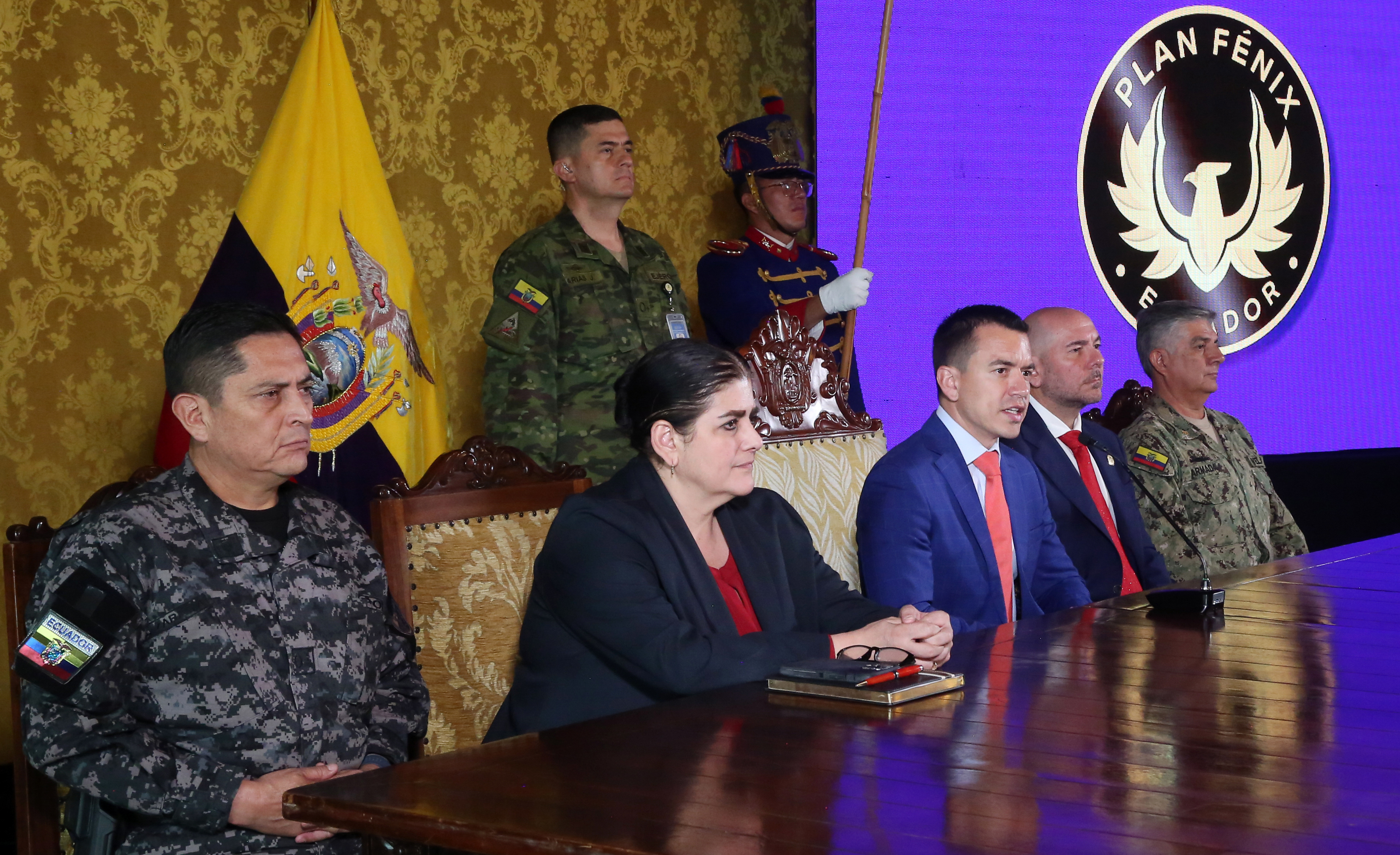 Plan de megacárceles tipo Bukele sigue en pie en Ecuador, dice presidente Noboa