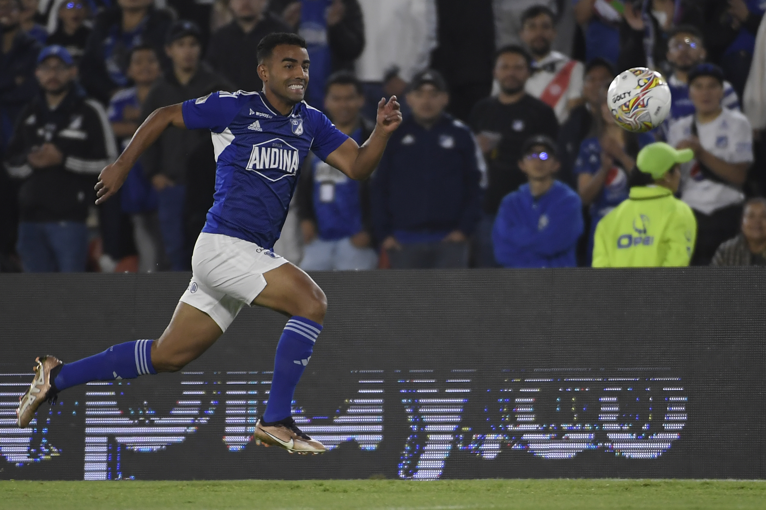 Futbolista colombiano, lateral de Millonarios en el partido ante Huila por la jornada trece de la Liga Betplay 2023-II.
