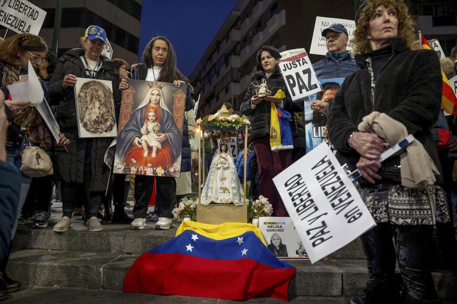 MADRID, 06/12/2025.- Marcha por la Paz y la Libertad de venezolanos celebrada este sábado en Madrid para "visibilizar la exigencia de respeto a los derechos humanos en Venezuela ante la comunidad internacional". EFE/Daniel González