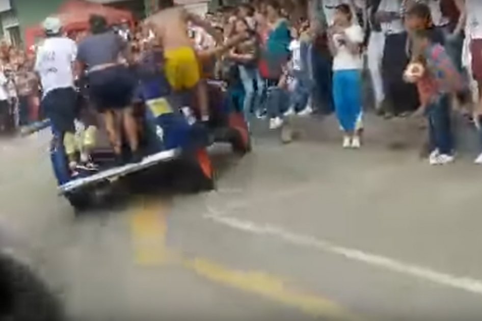 Carrera de carros apagados deja cinco heridos en Barbosa, Santander