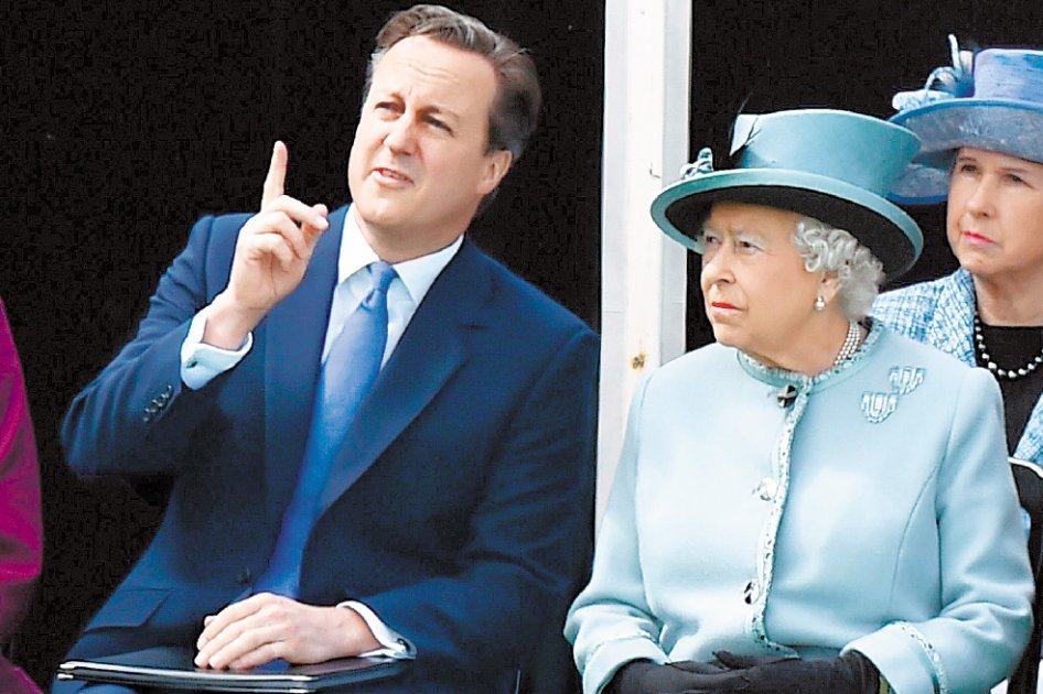 El primer ministro británico, David Cameron, y la reina Isabel II durante la conmemoración de la Carta Magna. /AFP