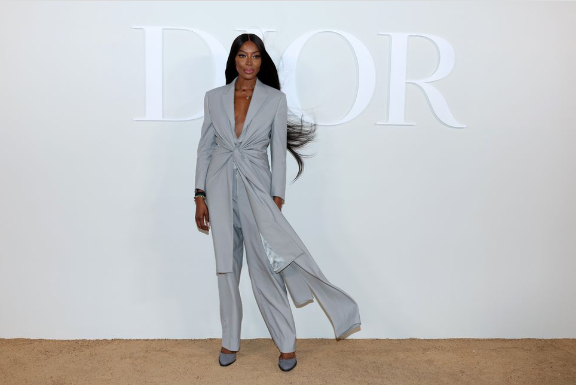 Naomi Campbell le da un toque nuevo al traje en el desfile de Dior Menswear
