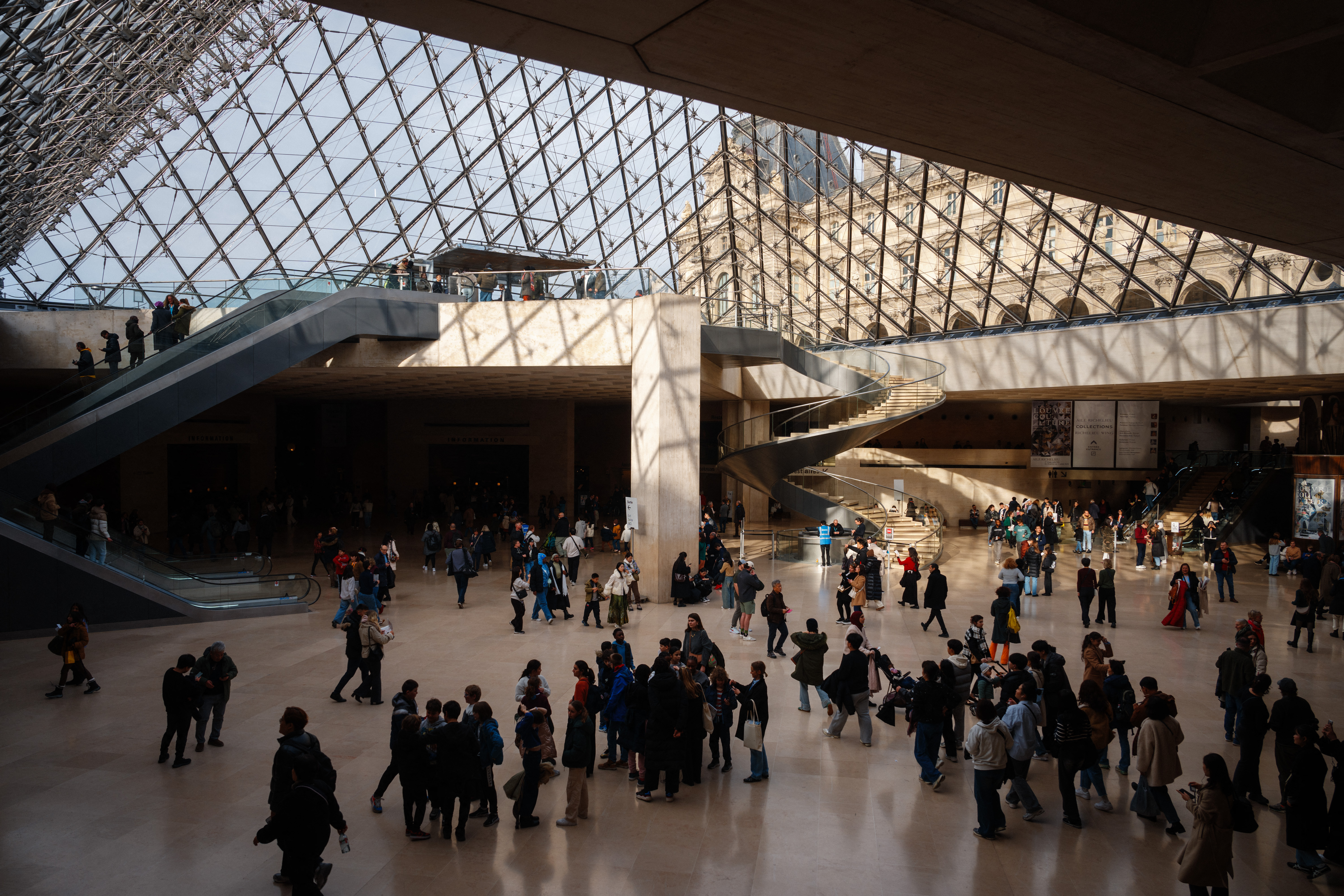 Detenidos por el robo en el Louvre serán presentados ante la justicia en París