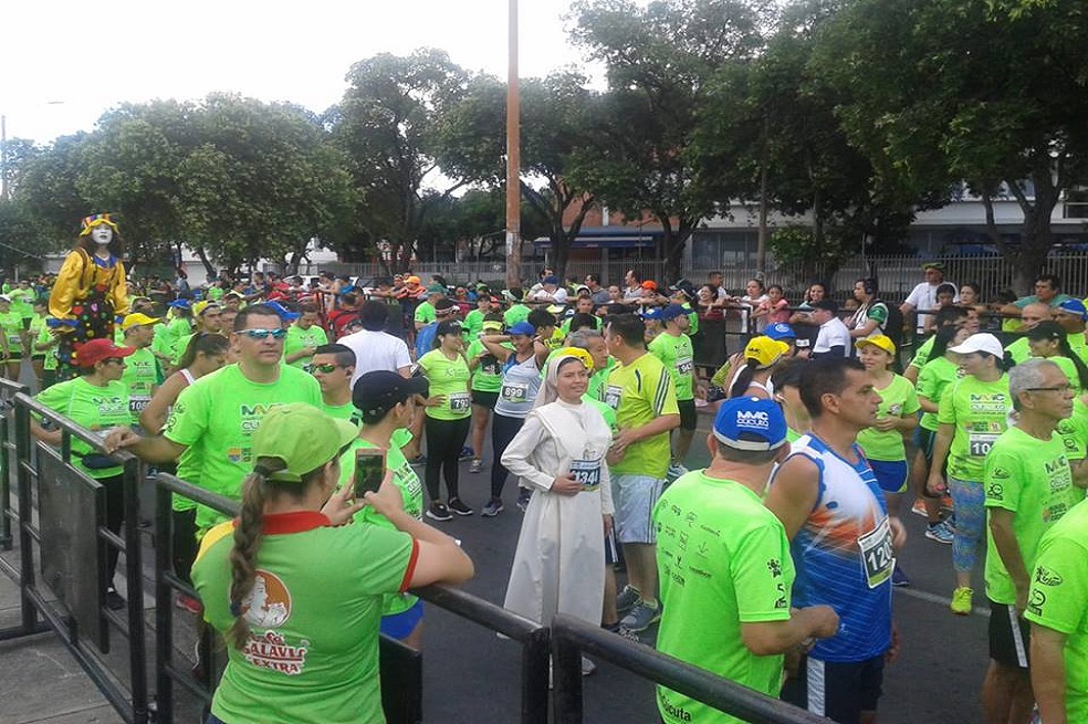 La hermana que corrió con su hábito en la Media Maratón de Cúcuta
