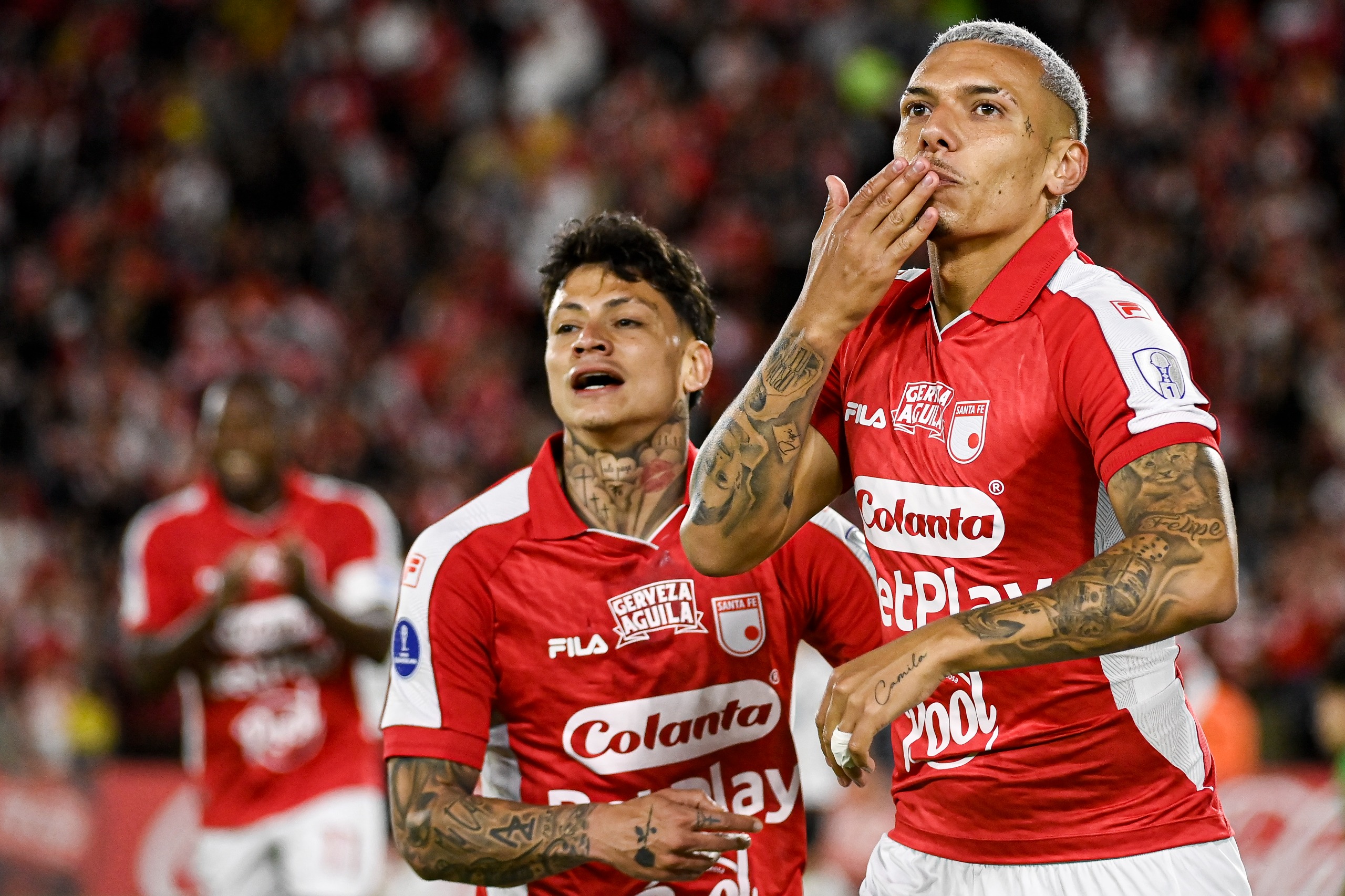 Alexis Zapata y Franco Fagúndez celebran el segundo gol de Independiente Santa Fe contra Caracas en el estadio Nemesio Camacho El Campín por la Copa Sudamericana.