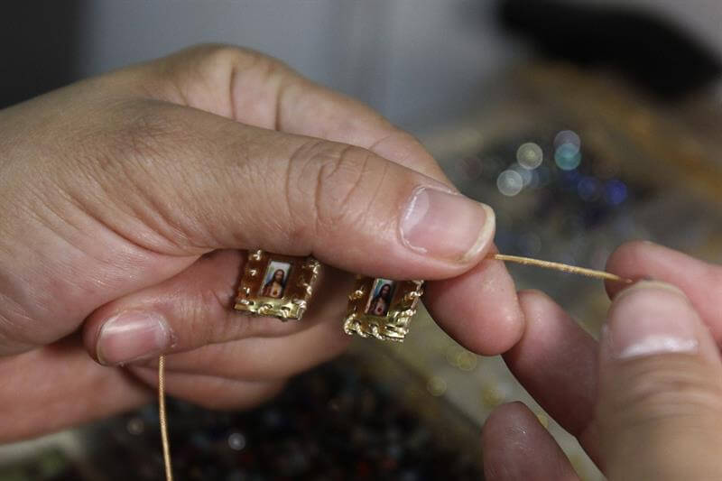 La marca de bisutería que crece con las manos de mujeres cabeza de familia