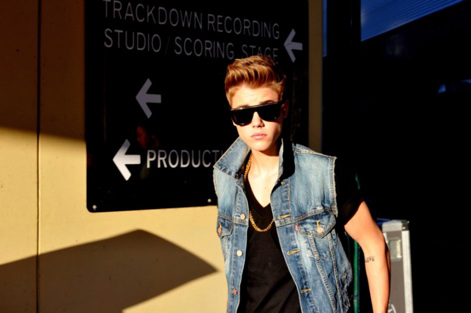 Justin Bieber celebra su cumpleaños con payasos, duendes y tragafuegos