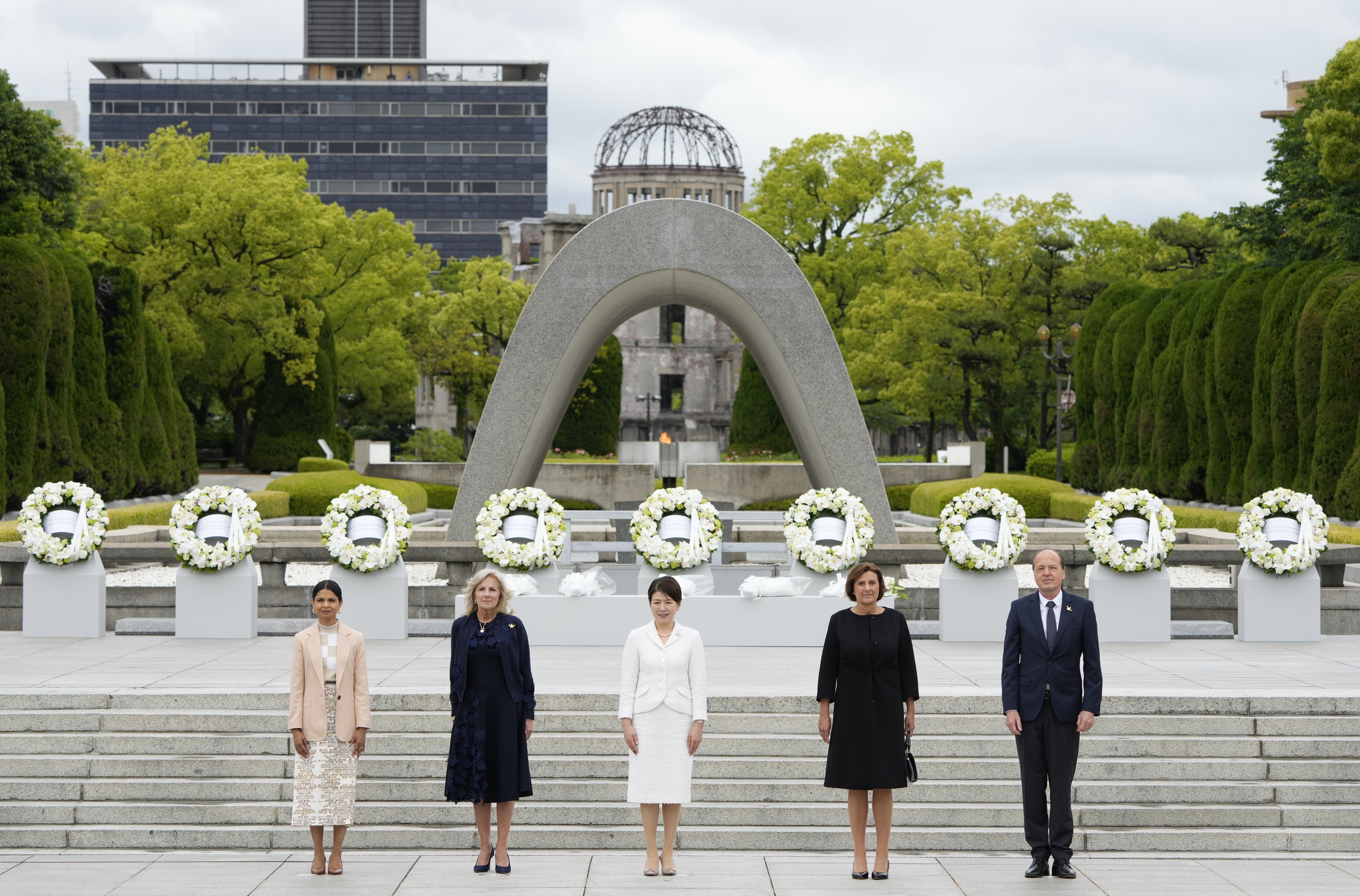 Hiroshima (Japan), 19/05/2023.- (L-R) Wife of British Prime Minister Rishi Sunak, Akshata Murty, US First Lady Jill Biden, Japan's First Lady Yuko Kishida, wife of German Chancellor Olaf Scholz, Britta Ernst, and husband of European Commission President Ursula von der Leyen, Heiko von der Leyen, pose for a group photo after a flower wreath laying ceremony at the Cenotaph for Atomic Bomb Victims in the Peace Memorial Park as part of the G7 Hiroshima Summit in Hiroshima, Japan, 19 May 2023. The G7 Hiroshima Summit will be held from 19-21 May 2023. (Japón) EFE/EPA/FRANCK ROBICHON / POOL