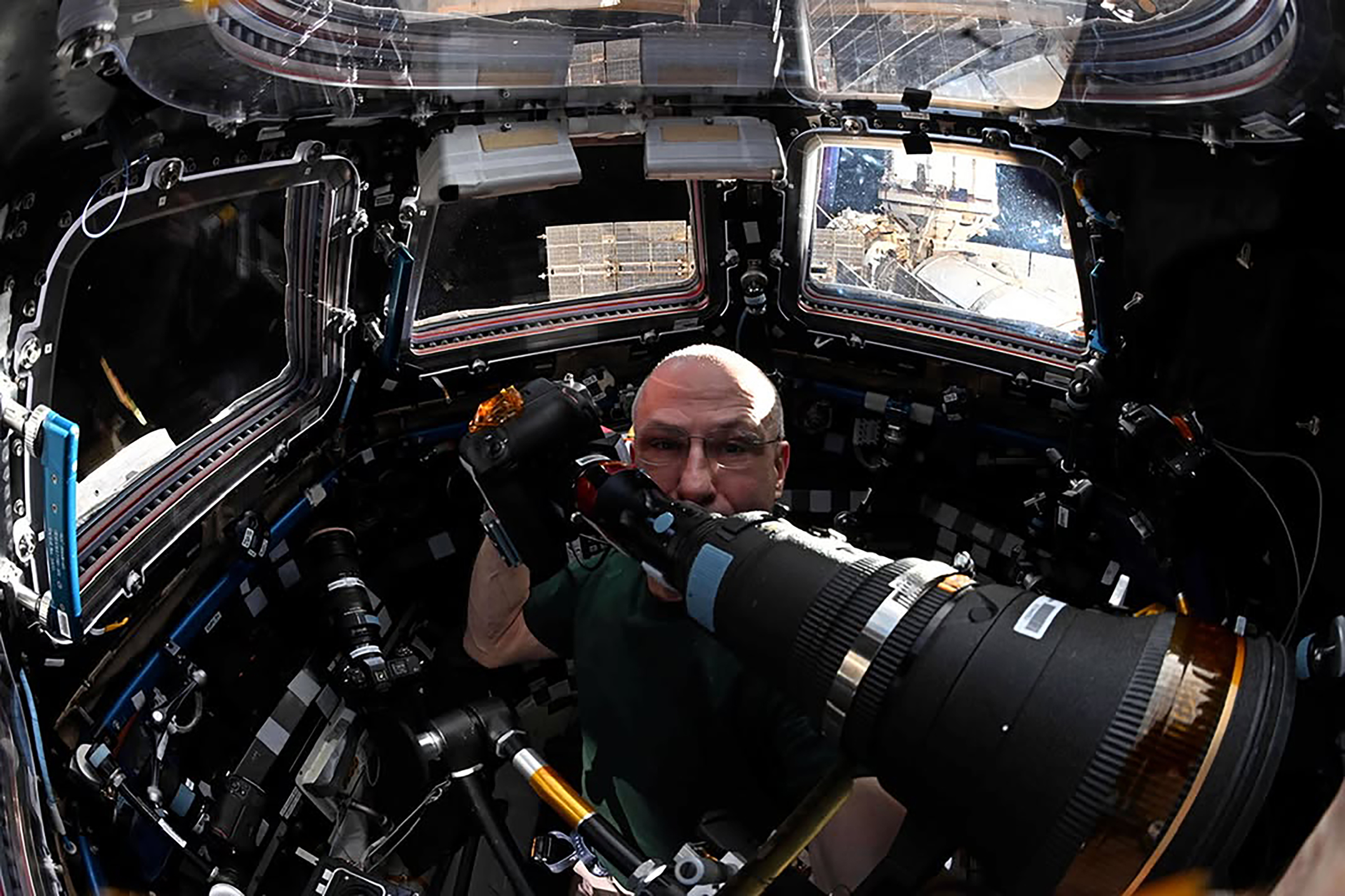 Don Pettit, con su cámara en la Estación Espacial Internacional.