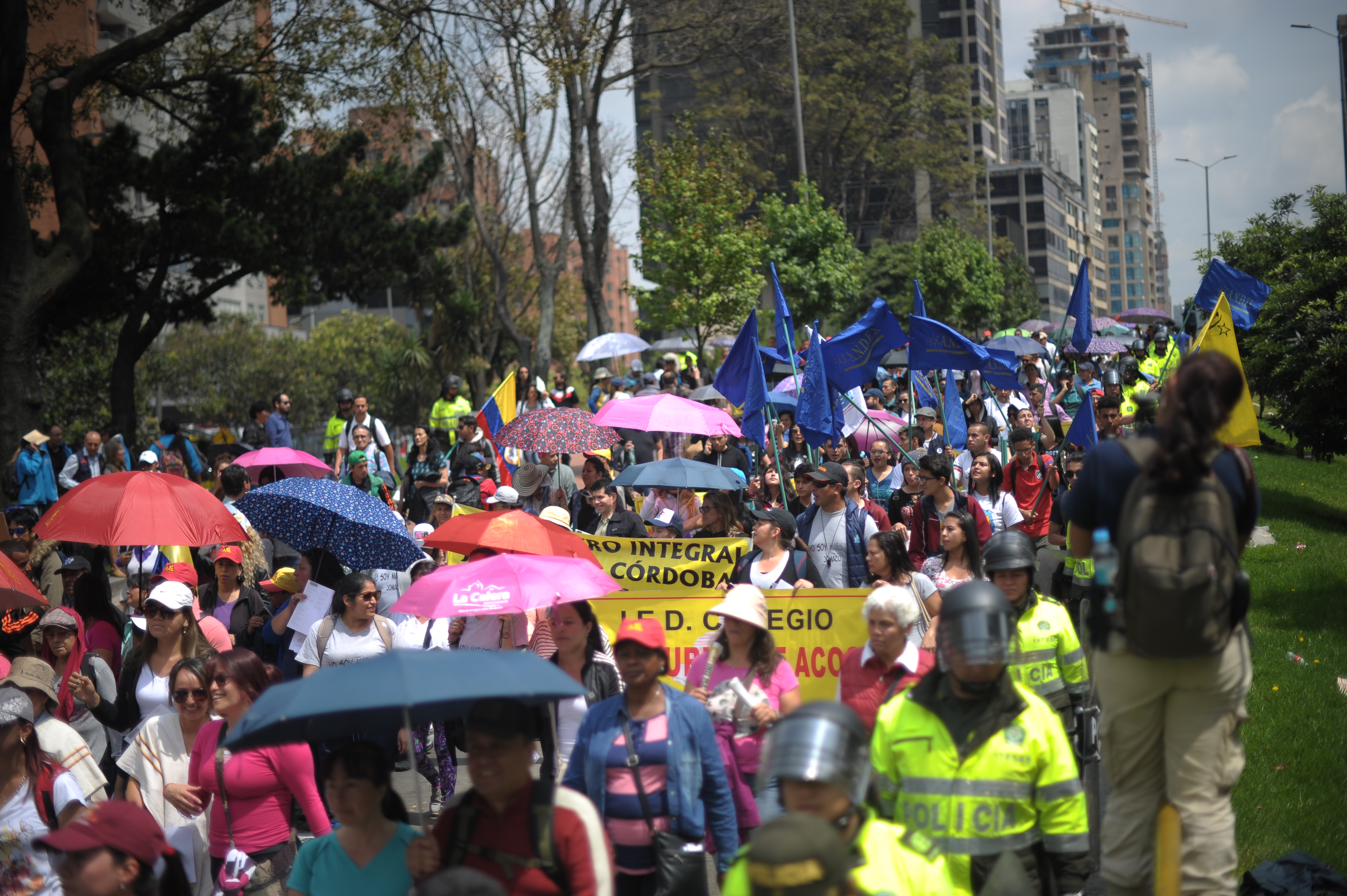 Marcha Maestros, con la presencia de Fecode, asociación distrital de educadores ADE, Cut y colegios.
