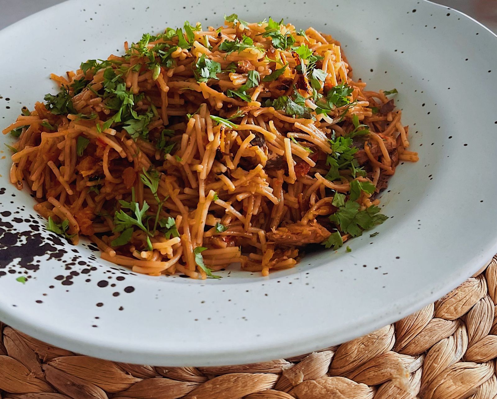En 30 minutos cocina esta fideuá de sardinas