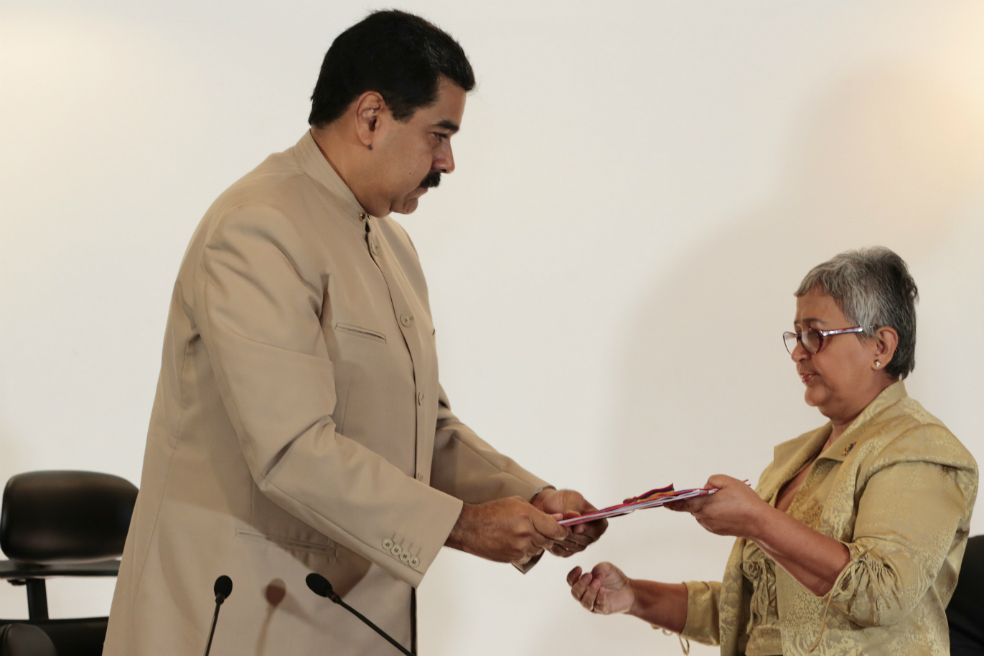Maduro entrega a Poder Electoral decreto de Constituyente
