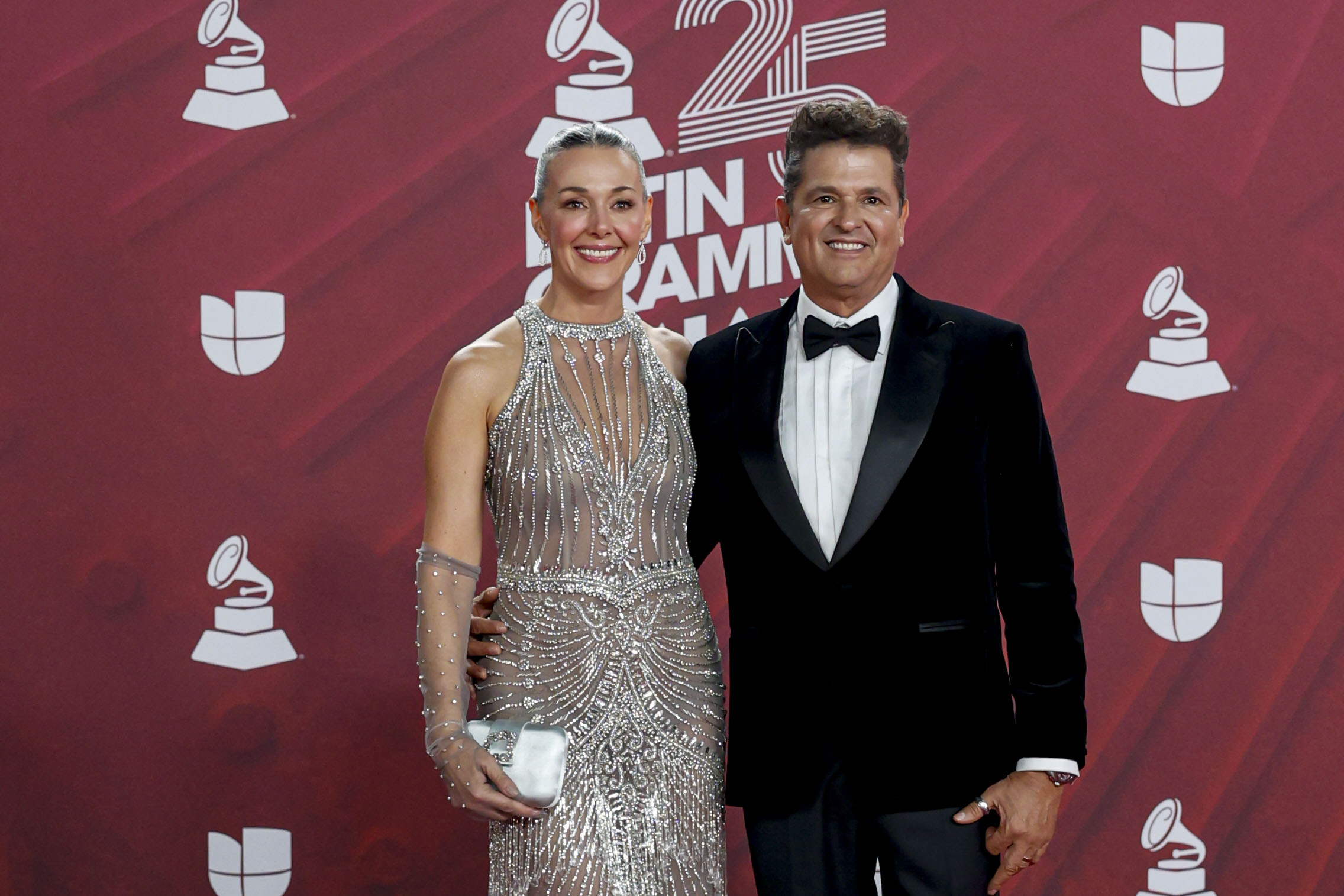 MIAMI, 15/11/2024.- El cantante colombiano Carlos Vives y su esposa Claudia Vásquez posan en la alfombra roja de la 25 entrega anual de los Premios Latin Grammy celebrados este jueves en el Kaseya Center de Miami, Florida. EFE/Eva Marie Uzcátegui
