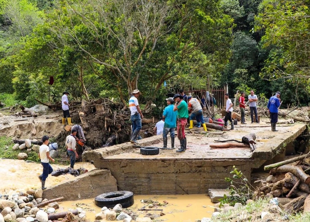 Creciente de Río Frío destruyó puente que comunica la vereda San Ignacio en Santander