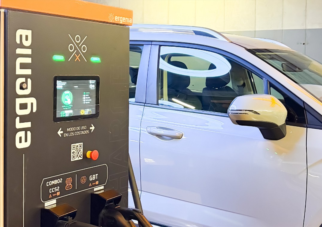 Estaciones de carga eléctrica con IA llegan a un importante centro comercial en Bogotá