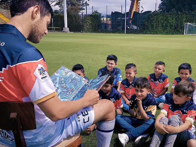 Pedro Franco, defensor central y figura de Fortaleza CEIF, con los niños de la escuela de formación deportiva del cuadro capitalino. / Cortesía Fortaleza