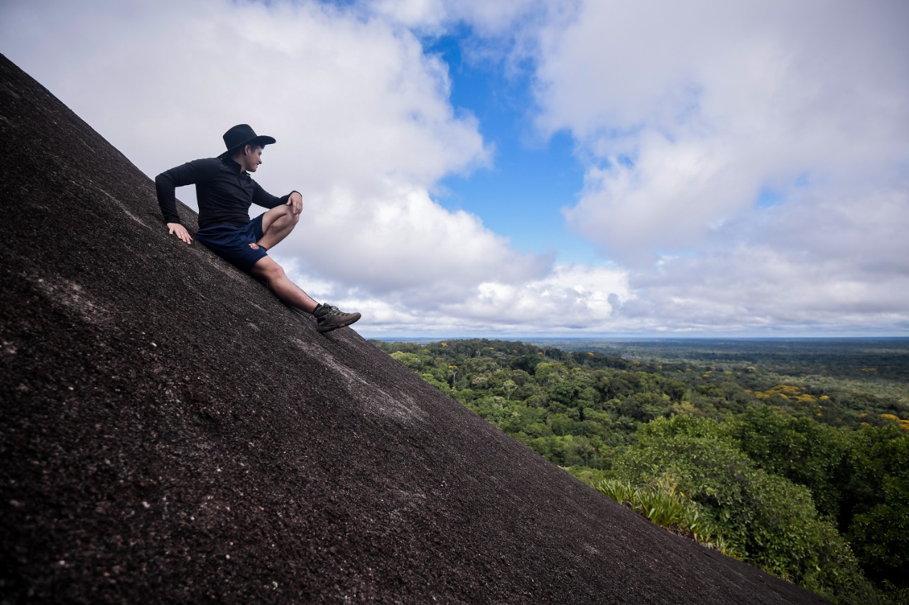 En el Vaupés visitar los cerros o “tepuyes” realizando senderismo, es toda una aventura en la que la meta es llegar a la cima de estas formaciones rocosas, y así disfrutar de la gran vista a la selva.