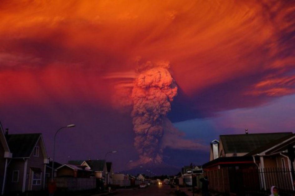 Decretan estado de excepción en Chile por erupción de Volcán