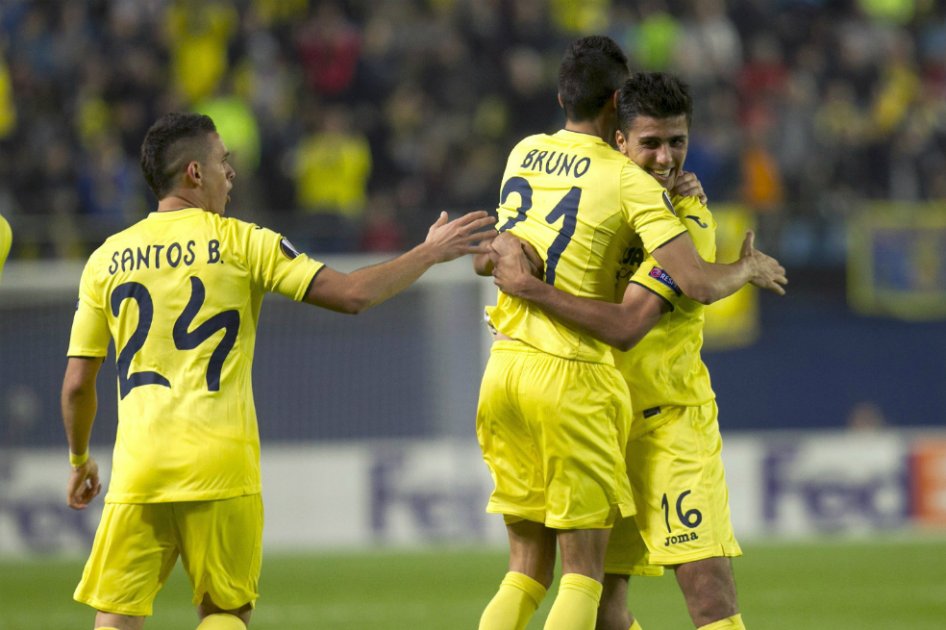 Los jugadores del Villarreal, (i-d) el colombiano Santos Borré, Bruno Soriano y Rodrigo Hernández "Rodri", celebran el gol de Villarreal, este jueves. / EFE