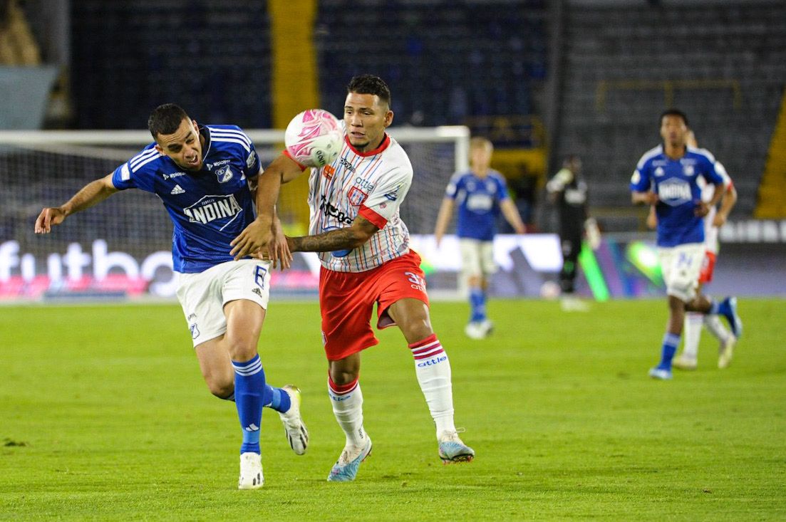 Daniel Giraldo (izq) y Alain Guerrero disputan un balón en el empate entre Millonarios y Unión Magdalena.