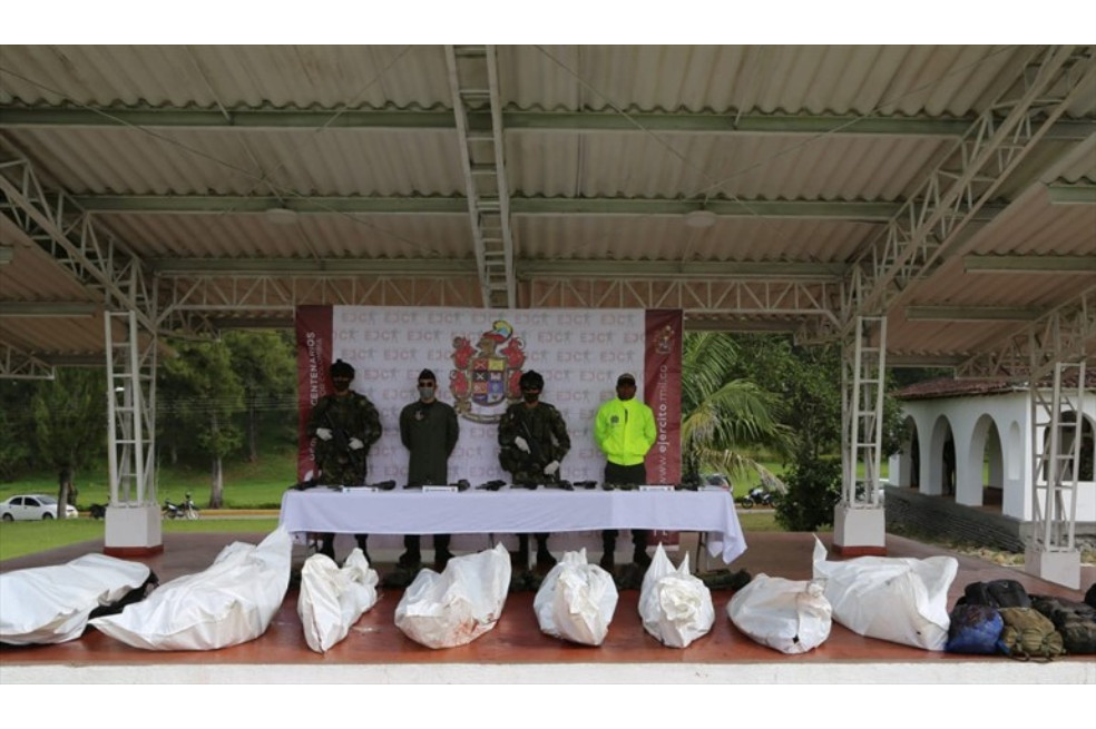 Estos son los cuerpos de los ocho disidentes de las Farc que murieron, según el Ejército, en una emboscada de las tropas oficiales.