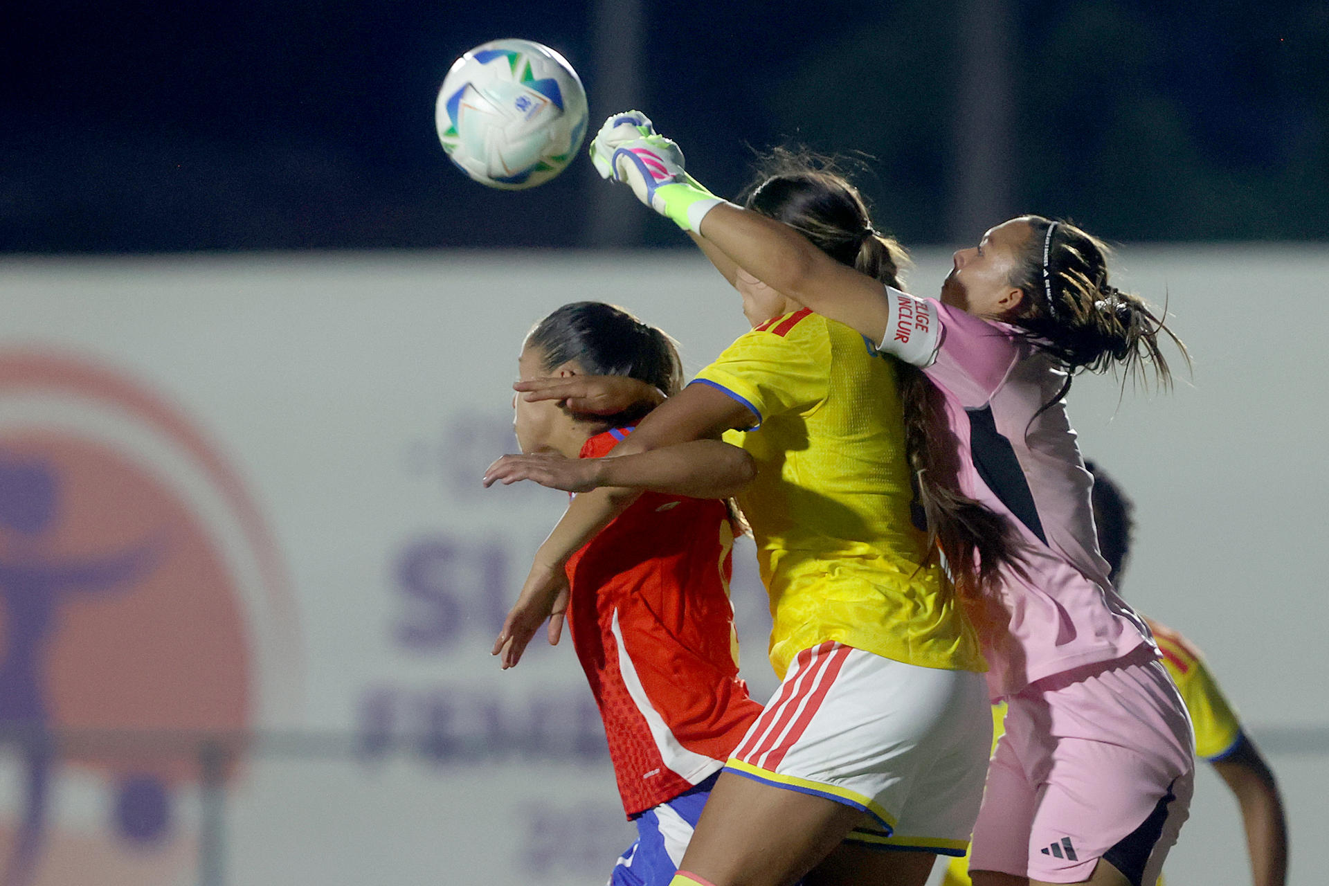 AME2686. ASUNCIÓN (PARAGUAY), 06/02/2026.- Pamela Cabezas (i) de Chile disputa el balón con Sara Bohórquez (c) y Luisa Agudelo de Colombia este viernes, en un partido del Sudamericano Femenino Sub-20 entre Chile y Colombia en el estadio Emiliano Ghezzi, en Asunción (Paraguay). EFE/ Juan Pablo Pino