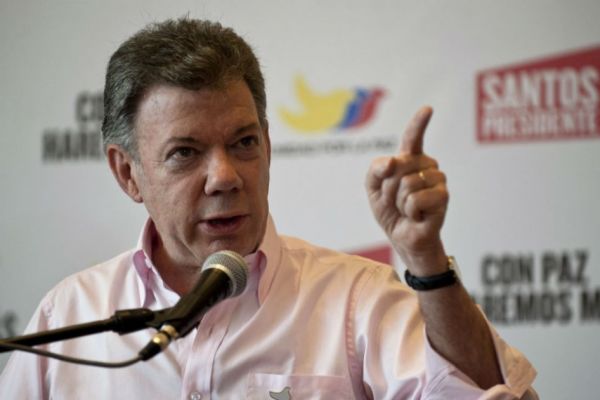 A explicar el negocio de los afiches de Santos pagados por Odebrecht