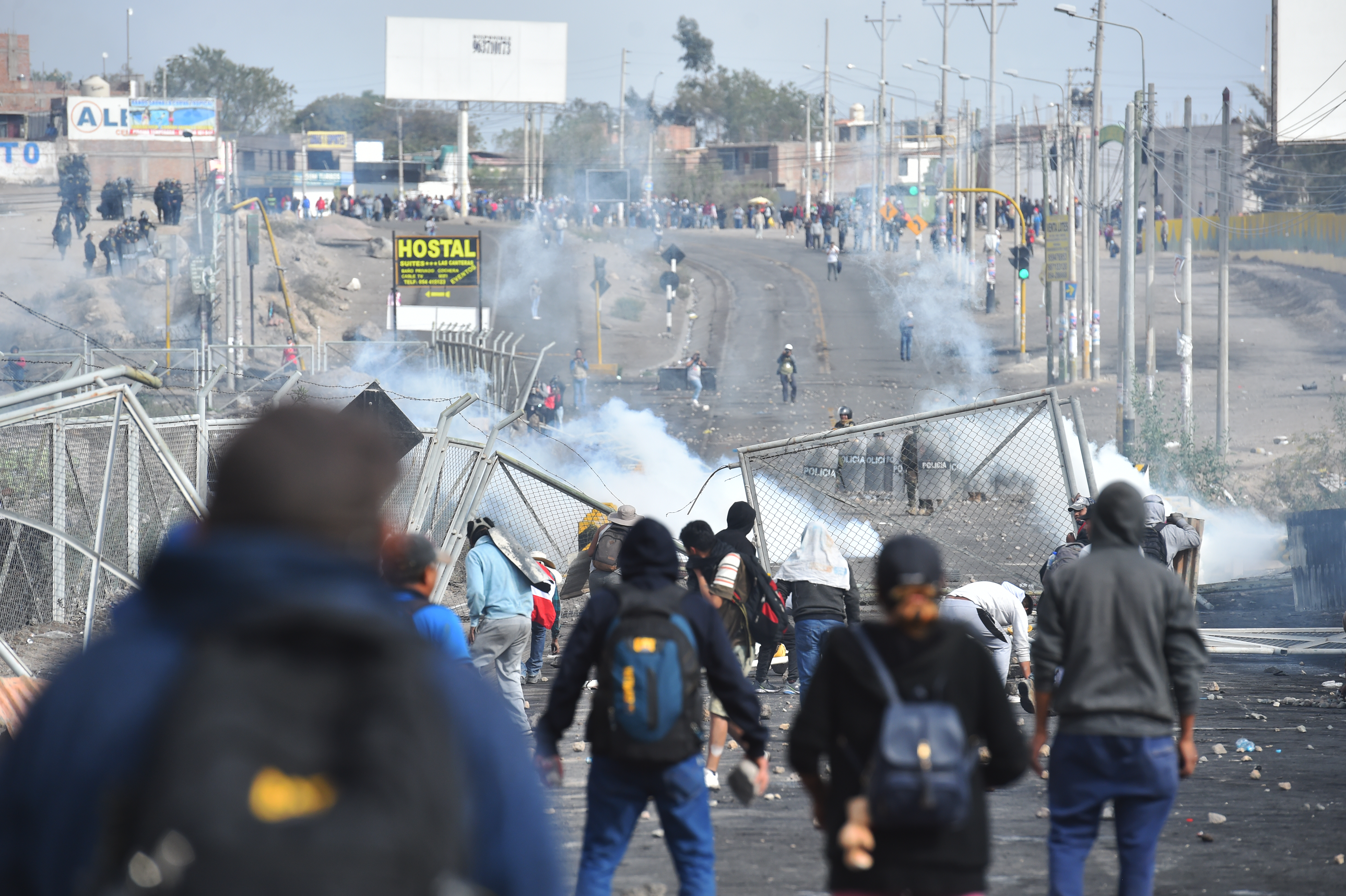LIM01. AREQUIPA (PERÚ), 19/01/2023.- Manifestantes enfrentan a miembros de la Policía durante una protesta contra el Gobierno de la presidenta Dina Boluarte hoy, en Arequipa (Perú). La gran marcha nacional denominada "la toma de Lima", que pide la renuncia de la presidenta Dina Boluarte, ha activado una serie de acciones de protesta en distintos puntos del país. Los manifestantes exigen la renuncia de la presidenta Boluarte, el cierre del Congreso, el adelanto de elecciones generales a 2023 y una asamblea constituyente, entre otros reclamos. EFE/ Jose Sotomayor Jimenez