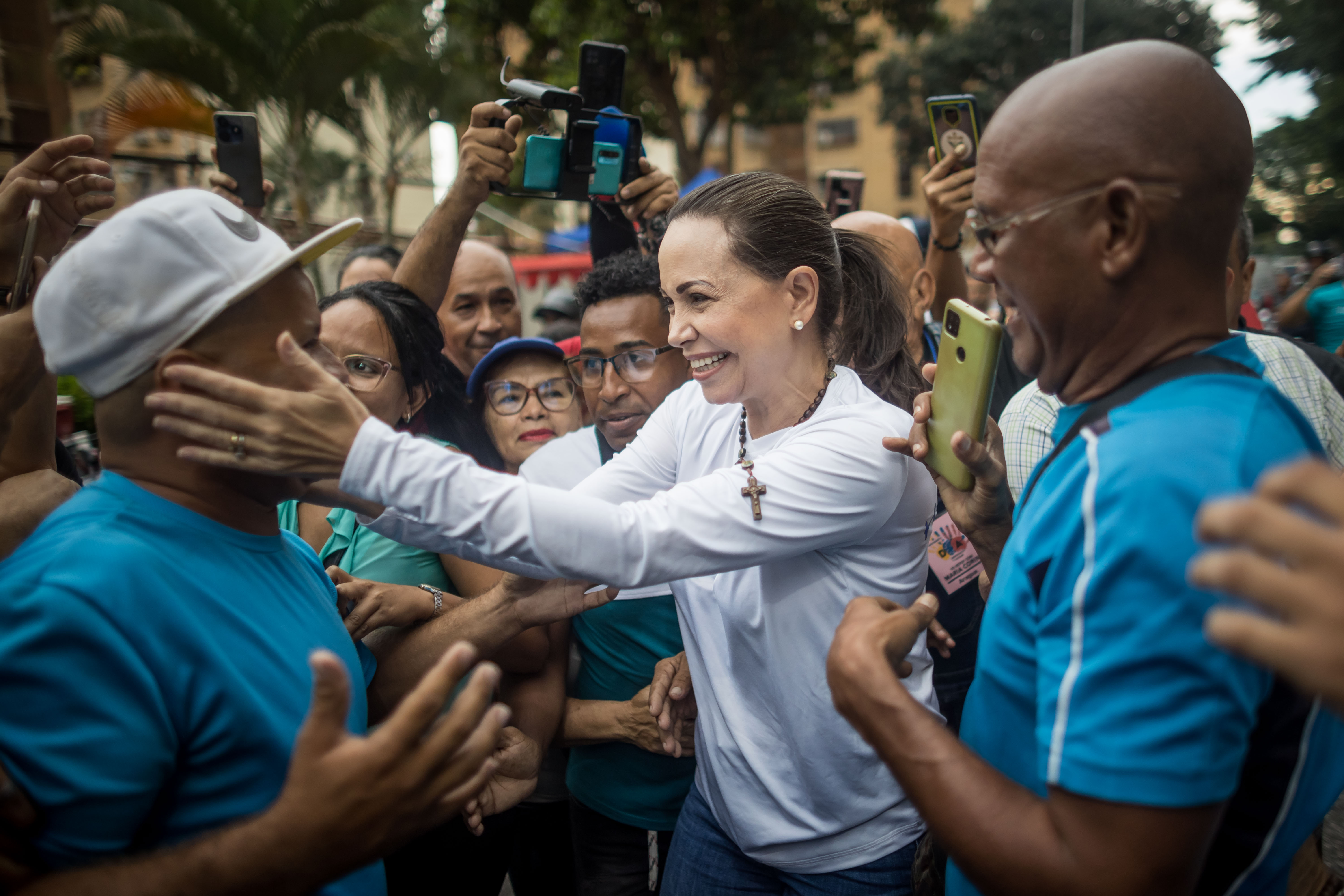 -FOTODELDÍA- AME3440. MARACAY (VENEZUELA), 28/09/2023.- La precandidata presidencial venezolana María Corina Machado (c) saluda a uno de sus seguidores hoy, en Maracay (Venezuela). Machado aseguró este jueves, durante una visita al estado Aragua (norte), que la fecha de las primarias opositoras, previstas para el 22 de octubre, "se mantiene", pues señaló que el Consejo Nacional Electoral (CNE) "no puede cambiar" el día acordado. EFE/ Miguel Gutiérrez