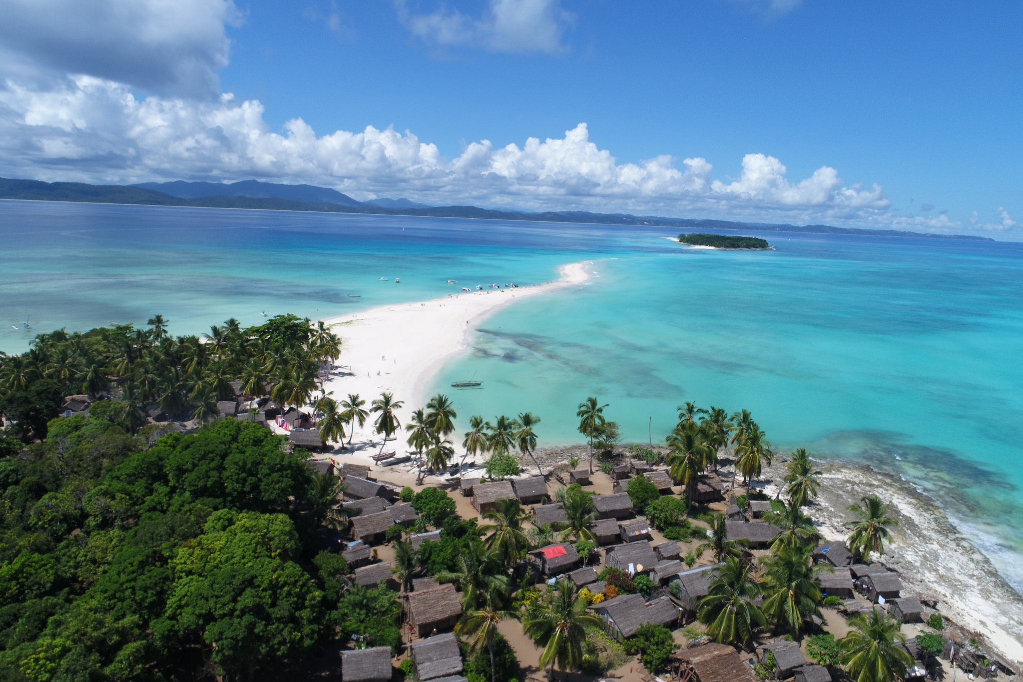 Nosy Iranja es uno de los tesoros naturales del océano Índico de Madagascar. Este destino, formado por dos islotes —Nosy Iranja Be y Nosy Iranja Kely—, se distingue por una franja de arena blanca de dos kilómetros que los une durante la marea baja, creando un paisaje único. Rodeado de aguas turquesas y una biodiversidad inmensa, es también un refugio para tortugas marinas que anidan en sus costas. Su ambiente tranquilo, su belleza casi intacta y la posibilidad de practicar snorkel, paseos en dhow o simplemente desconectarse frente al mar convierten a este rincón en toda una experiencia.