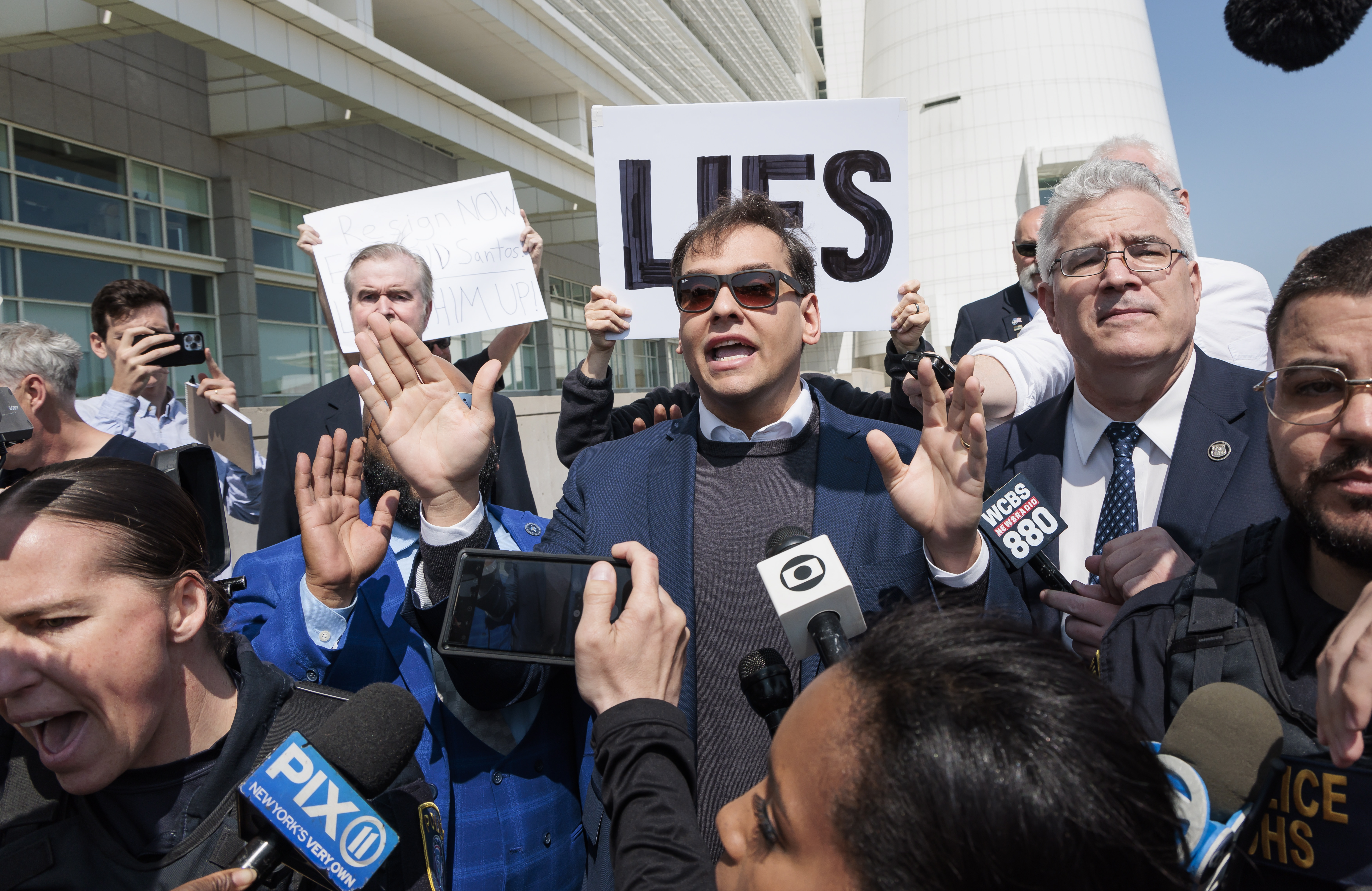 EE. UU.: George Santos, legislador bajo escrutinio, se declaró no culpable de fraude