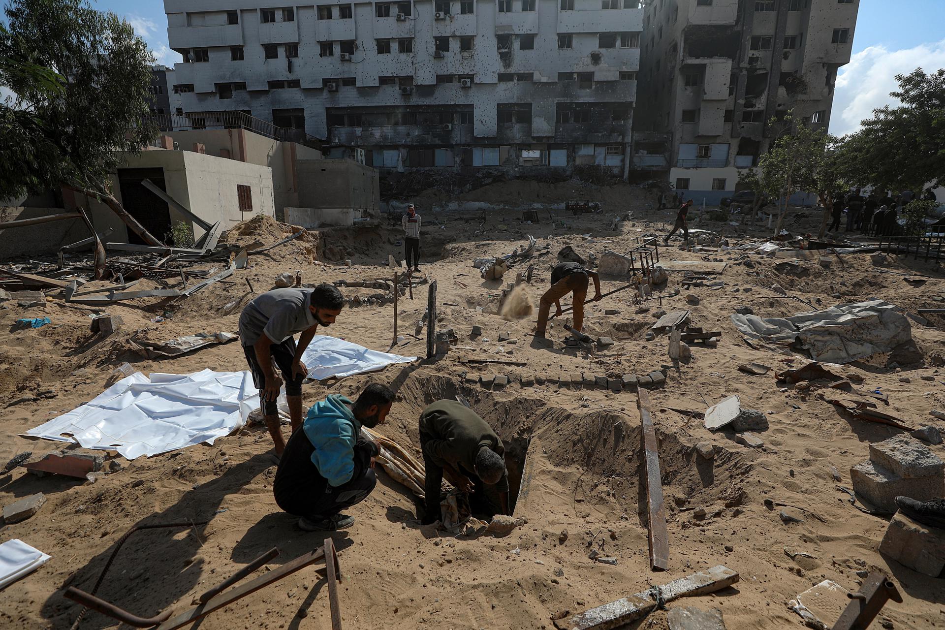 Decenas de cuerpos palestinos fueron entregados por Israel a cambio de dos rehenes