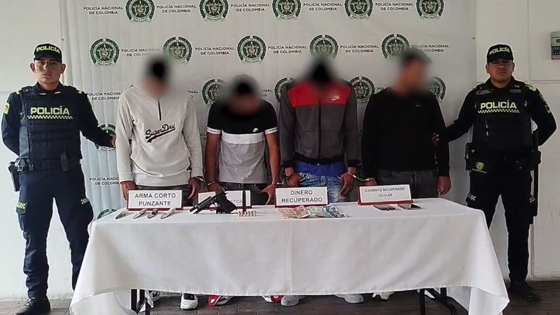 Capturan a cuatro personas mientras robaban una tienda en Bogotá