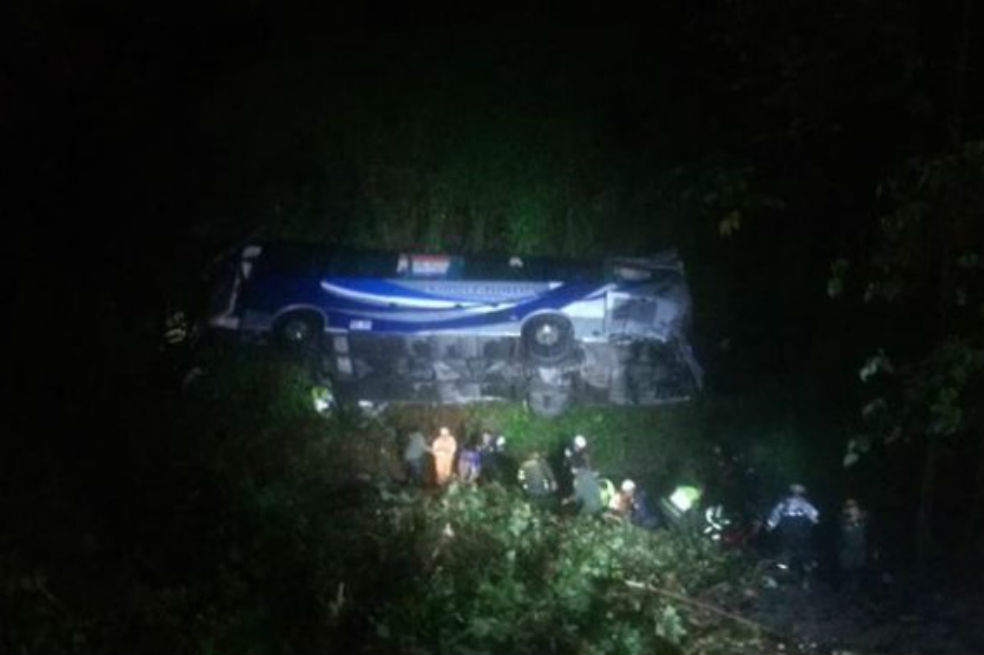 Tres muertos y 25 heridos deja accidente de bus que rodó por abismo en Santander