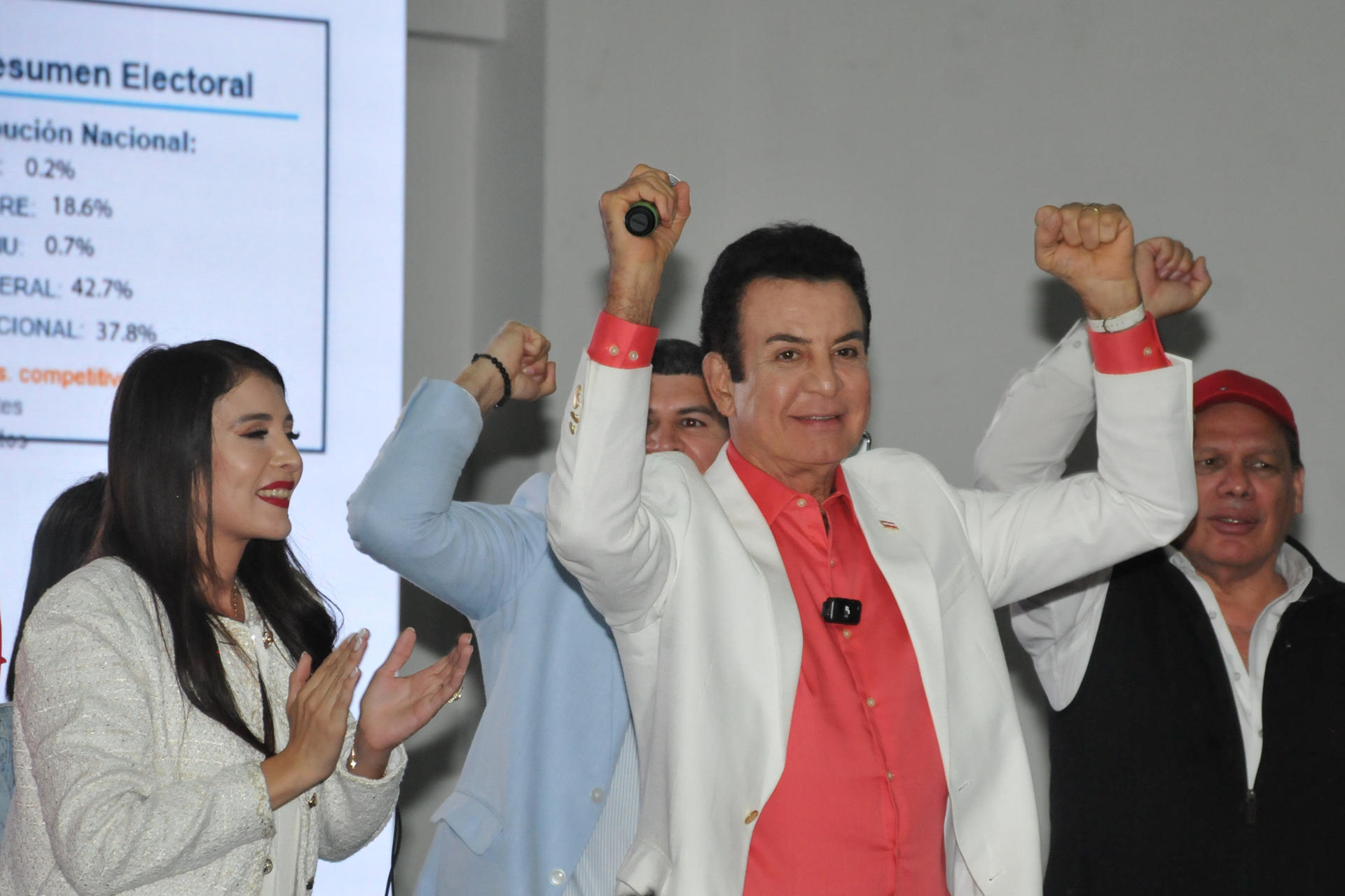 AME4584. TEGUCIGALPA (HONDURAS), 01/12/2025.- El candidato a la Presidencia de Honduras por el partido Liberal, Salvador Nasralla, celebra en una rueda de prensa luego de la jornada electoral este domingo, en Tegucigalpa (Honduras). Nasralla sigue al candidato presidencial Nasry Asfura, del conservador Partido Nacional, quien encabeza los primeros cómputos de las elecciones generales según los resultados preliminares difundidos por el Consejo Nacional Electoral (CNE). EFE/ STR
