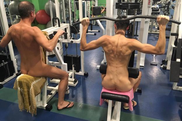 ¡A entrenar sin ropa! París inaugura el primer gimnasio nudista