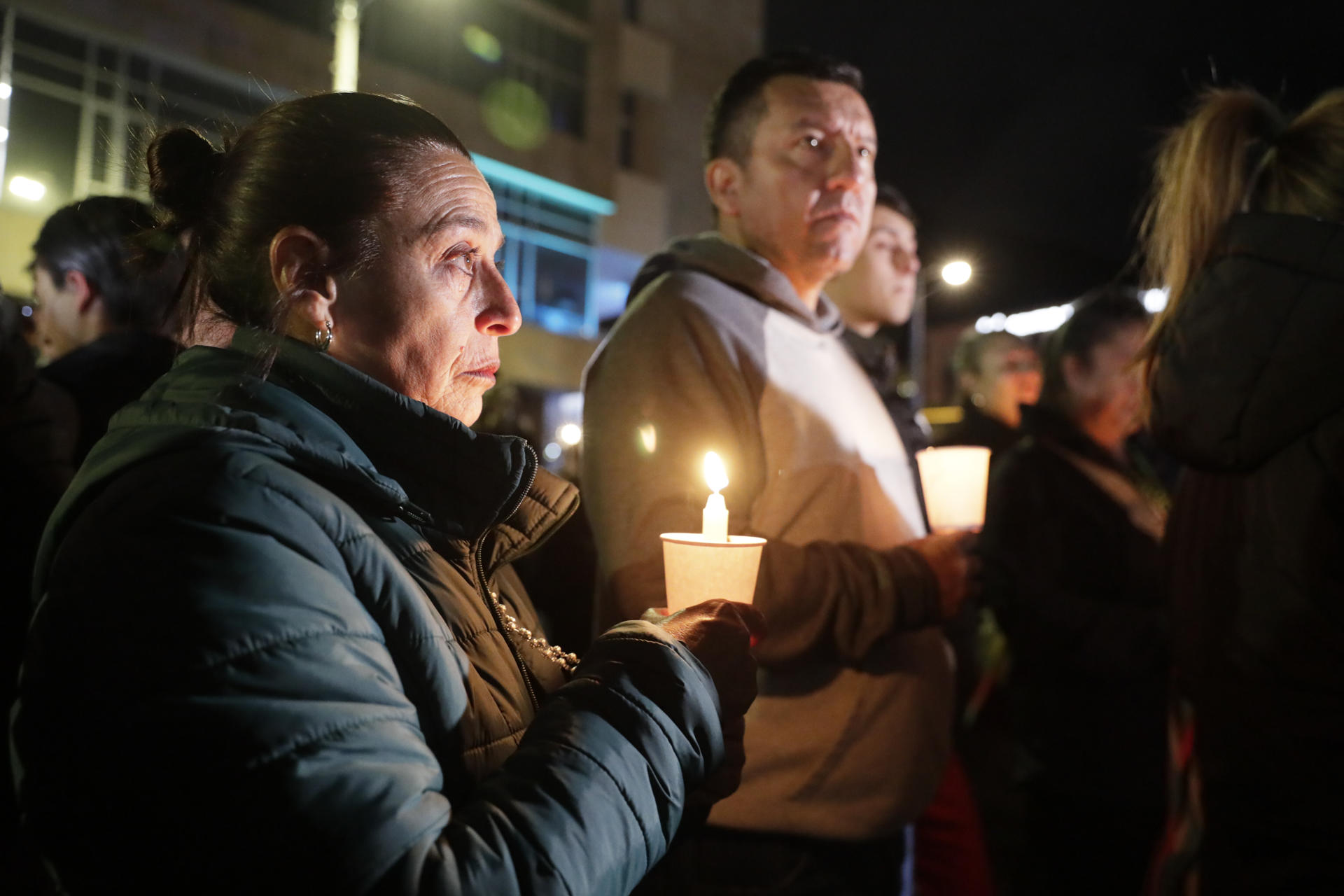 AME4312. BOGOTÁ (COLOMBIA), 07/06/2025.- Personas encienden velas a las afueras de la Fundación Santa Fe donde fue trasladado el senador colombiano Miguel Uribe Turbay este sábado, en Bogotá (Colombia). Uribe Turbay, uno de los aspirantes presidenciales del partido uribista Centro Democrático, fue herido durante un atentado en un acto político en Bogotá. EFE/ Carlos Ortega
