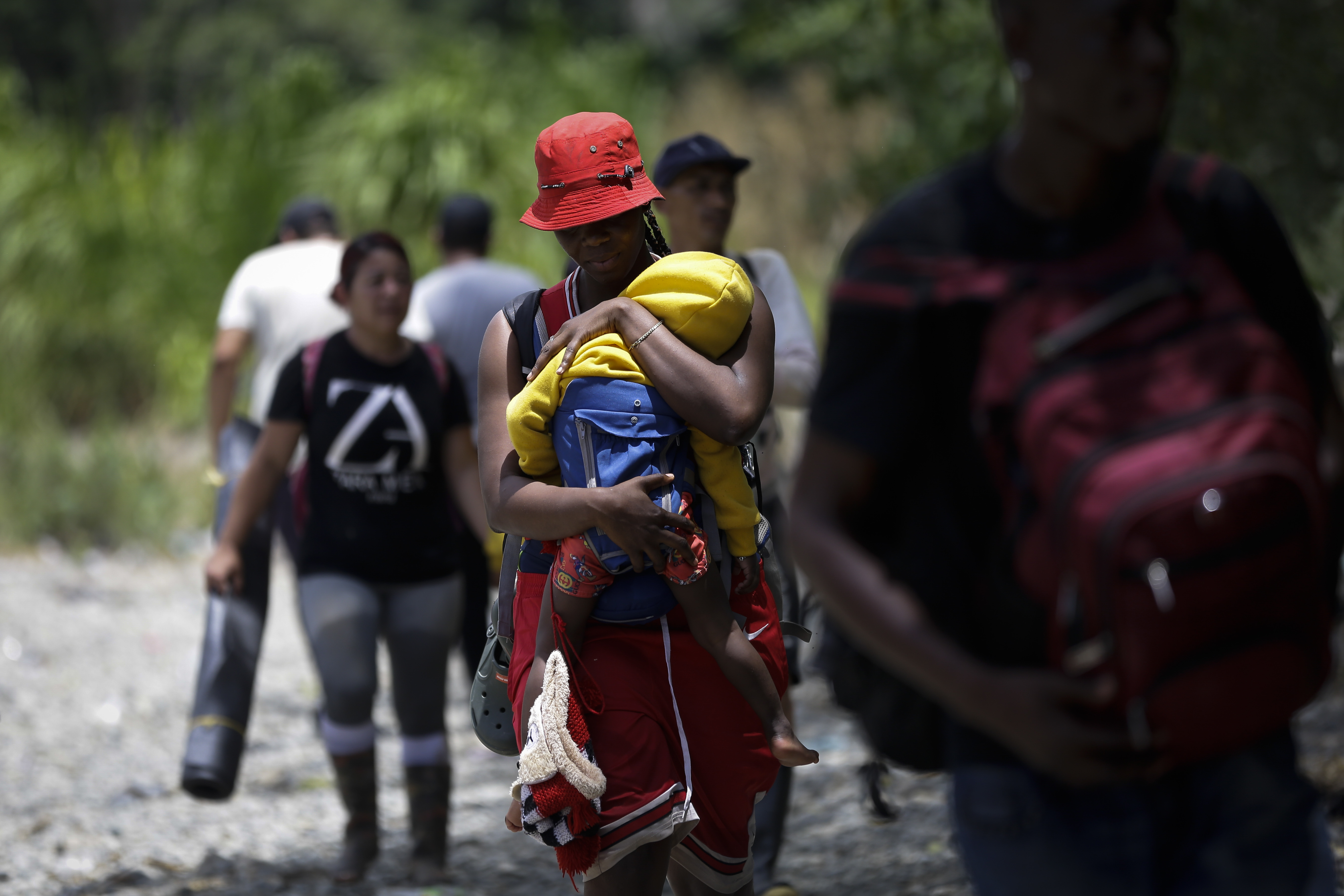 Alertan por número récord de menores cruzando la selva del Darién