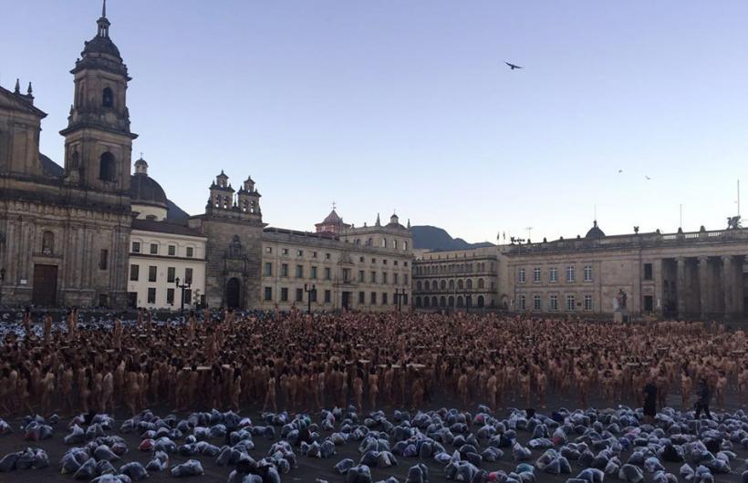 Al menos 6.000 personas se desnudaron frente al Congreso