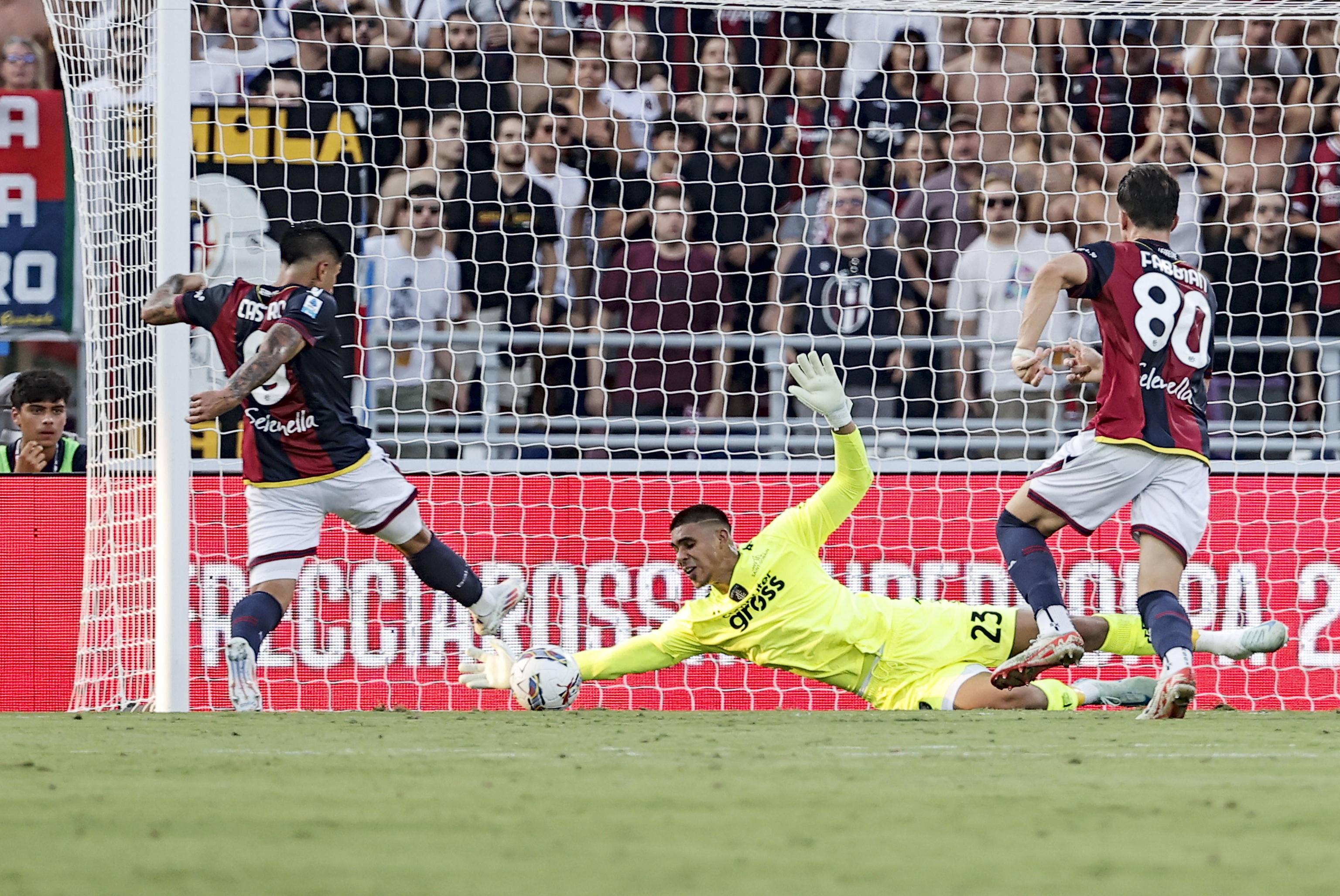 Bologna (Italy), 30/08/2024.- Empoli's goalkeeper Devis Vasquez in action against Bologna's Santiago Castro during the Italian Serie A soccer match Bologna FC vs Empoli FC at Renato Dall'Ara stadium in Bologna, Italy, 31 August 2024. (Italia) EFE/EPA/ELISABETTA BARACCHI